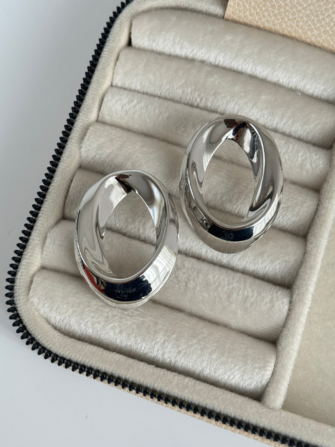 İTHAL HALKA DETAYLI SİLVER KÜPE