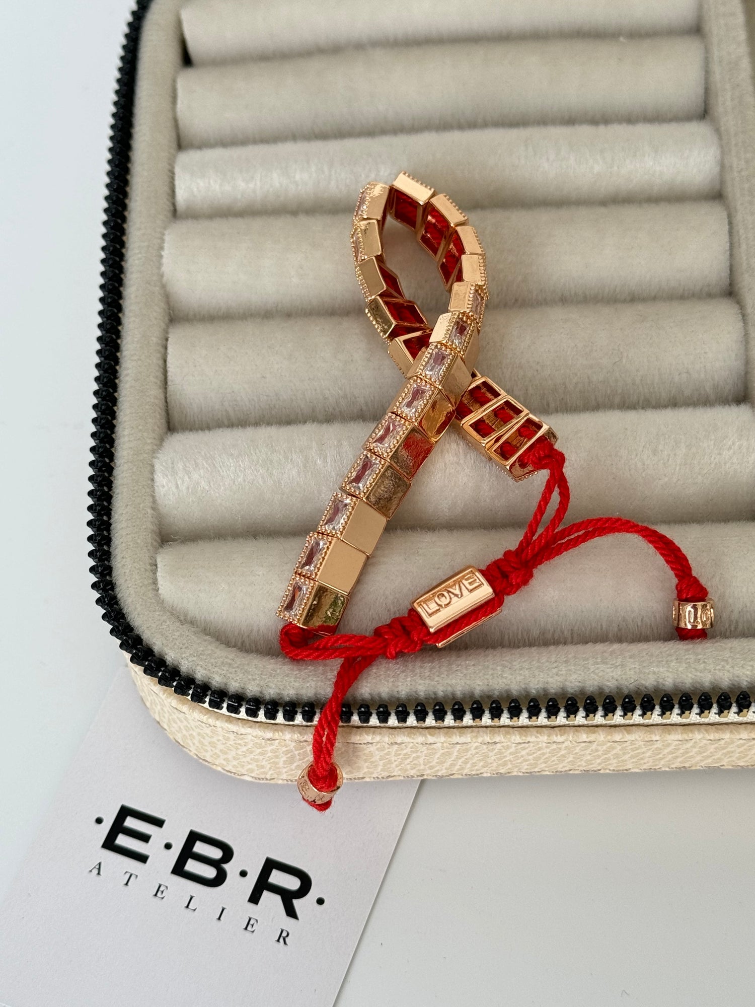 İTHAL TAŞ DETAYLI GOLD KIRMIZI İPLİ BİLEKLİK