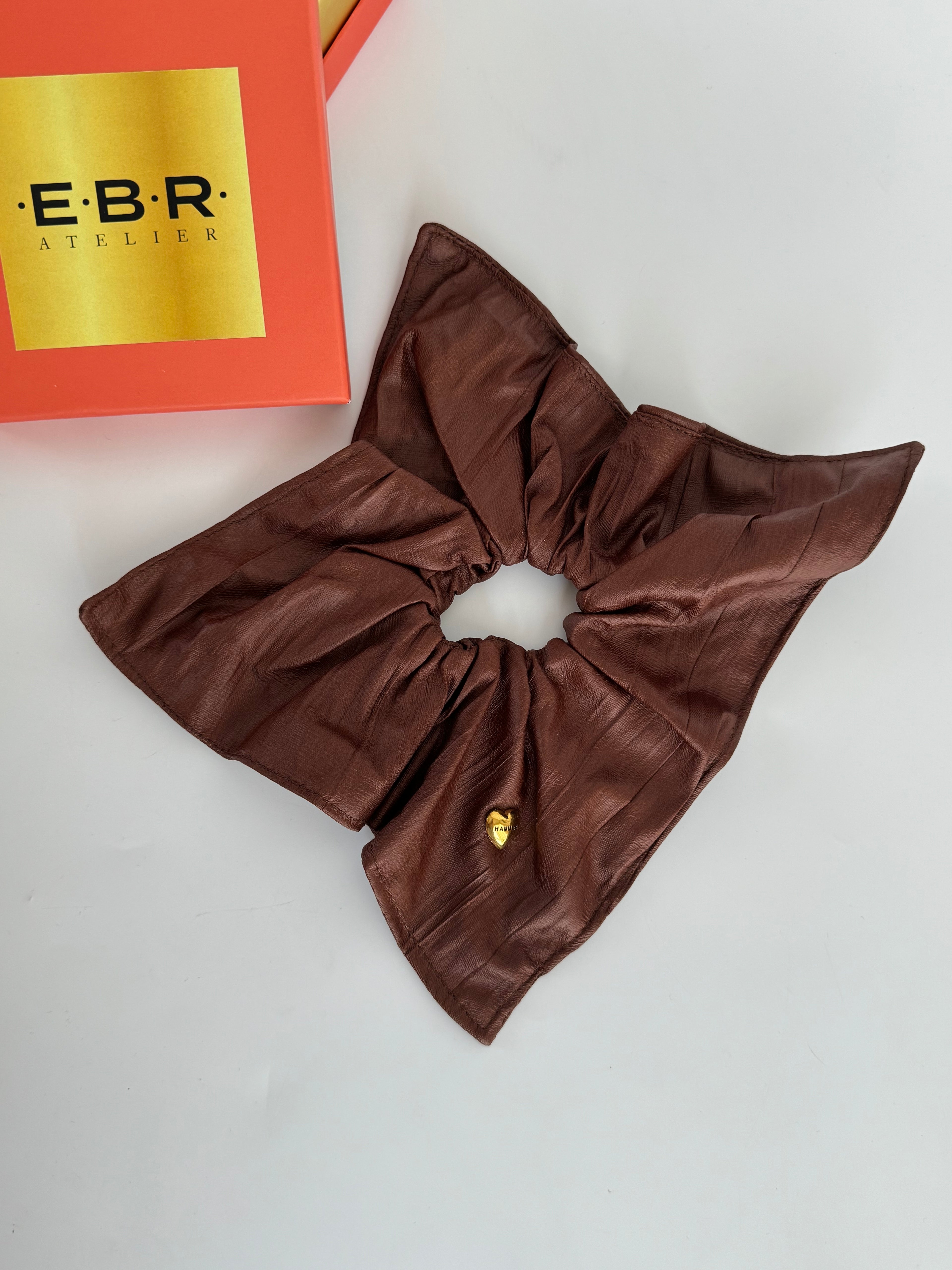 İTHAL DERİ GÖRÜNÜMLÜ KARE FORM KAHVERENGİ LASTİK TOKA