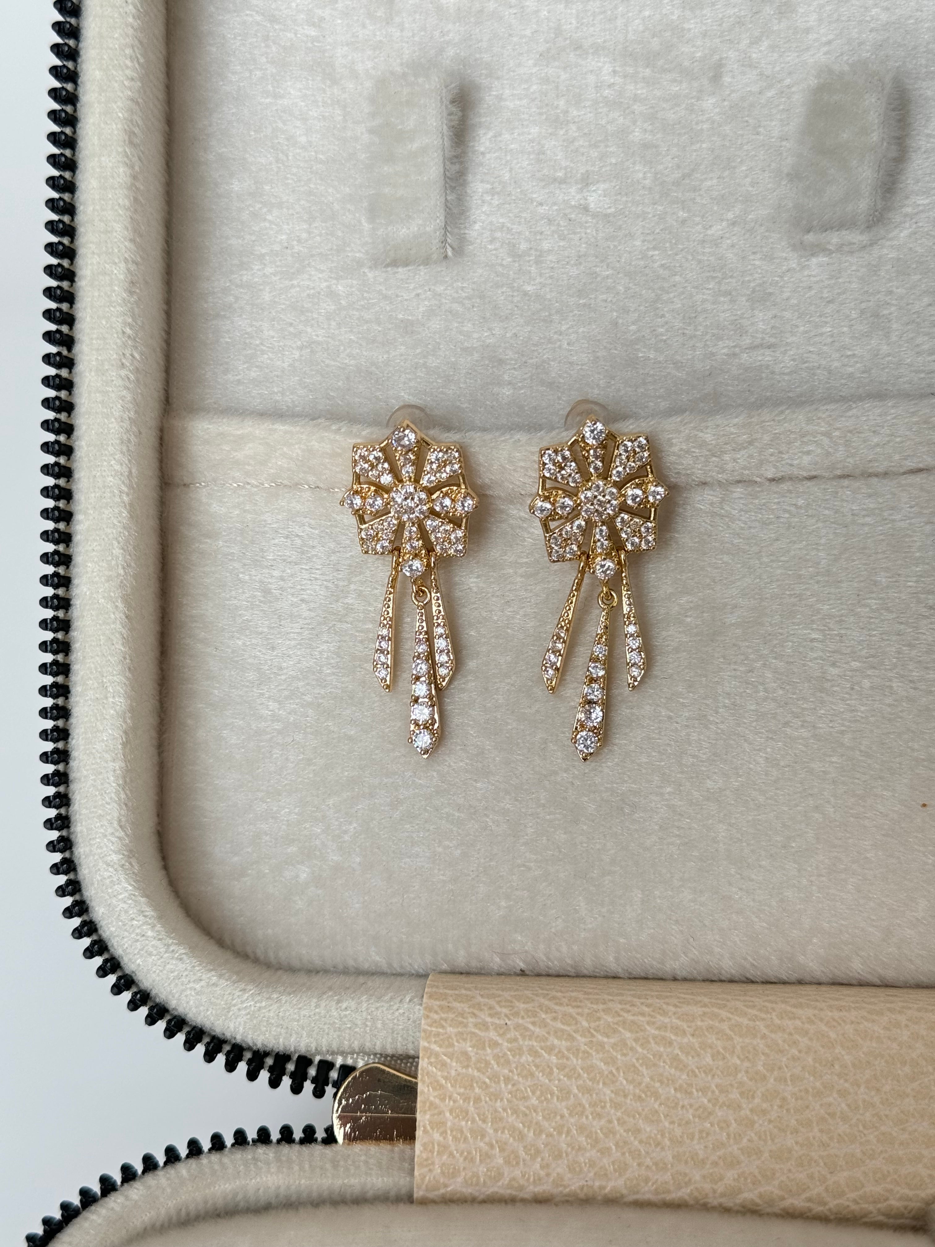 İTHAL MARKA MODEL TAŞLI GOLD KÜPE