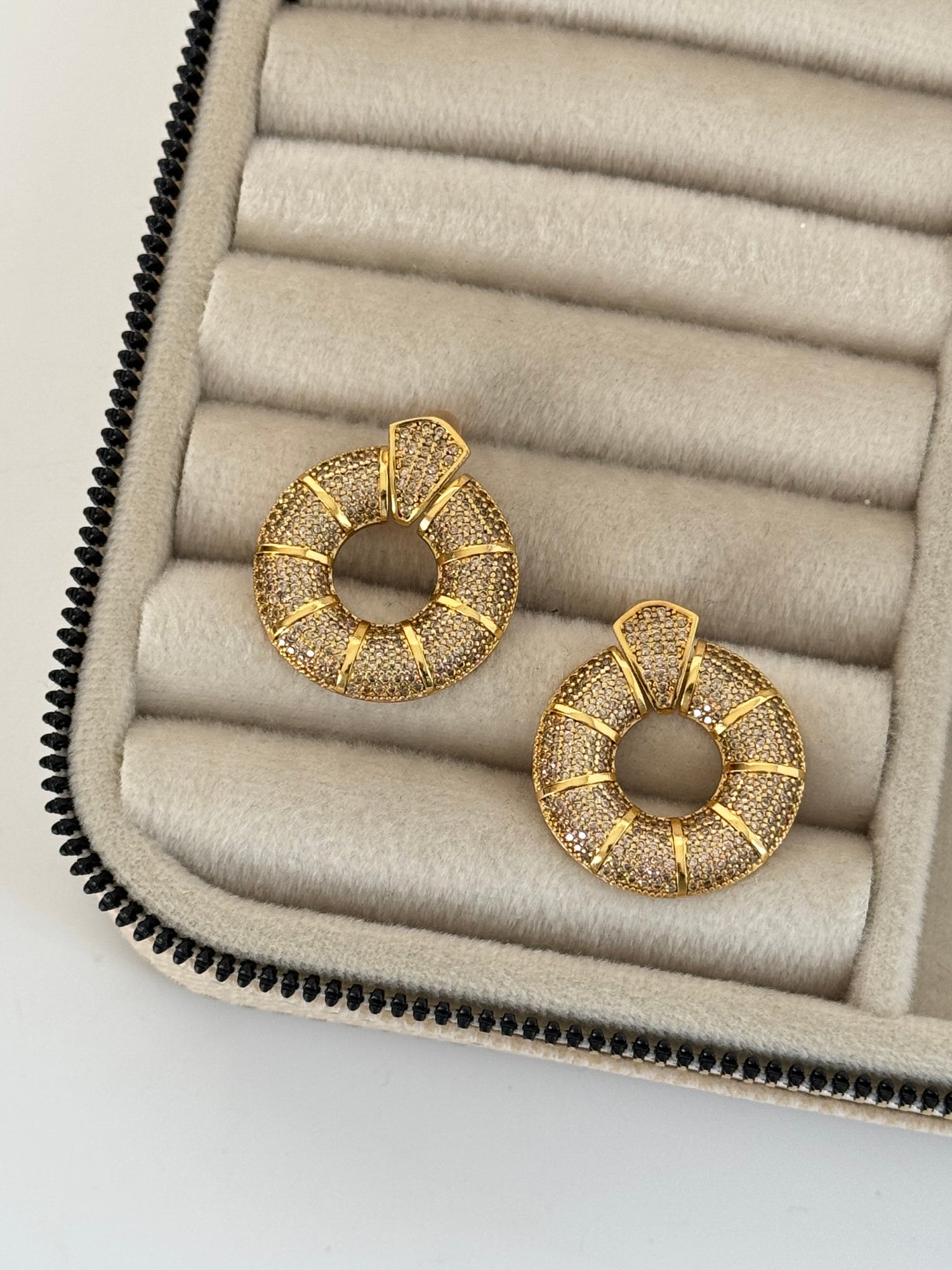 HALKA DETAYLI ZİRKON TAŞLI ALTIN KAPLAMA KÜPE