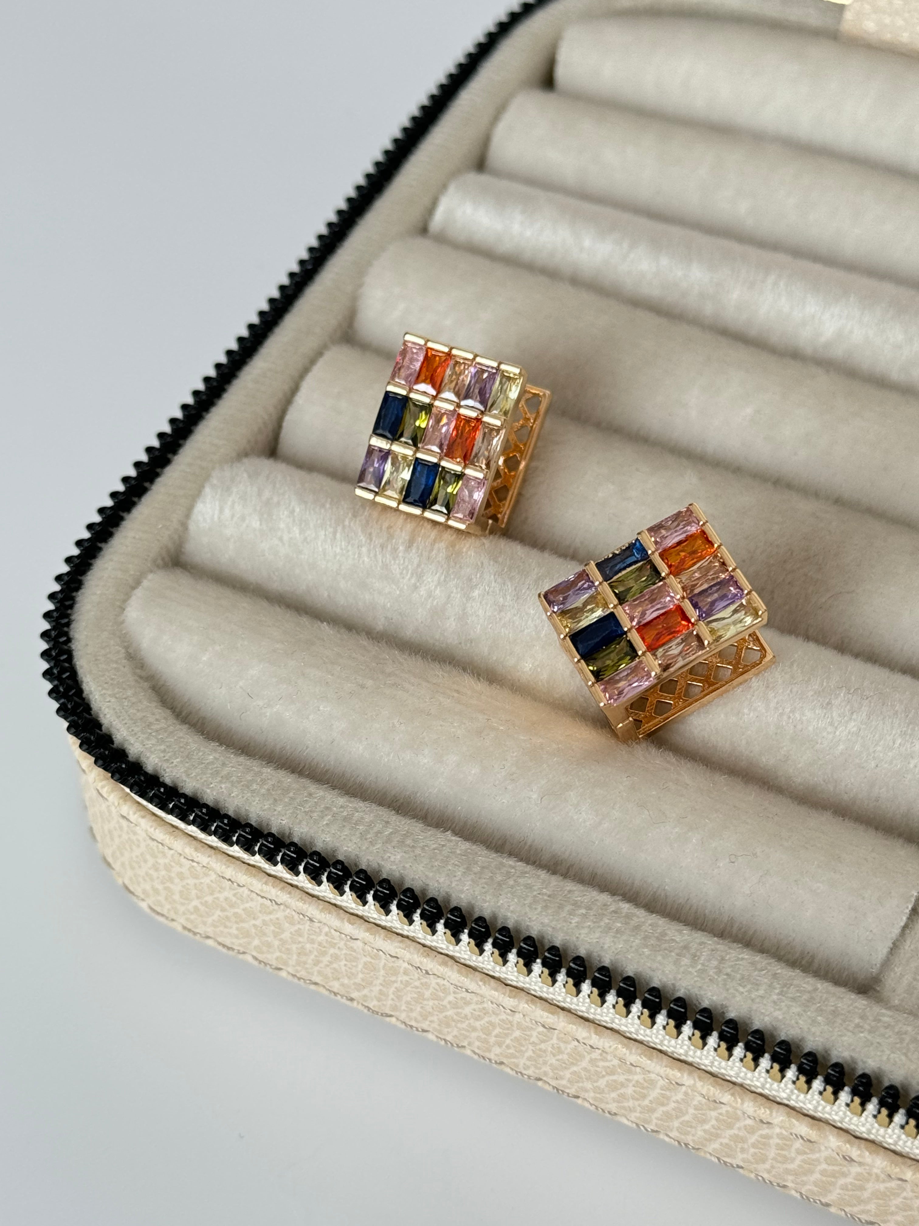 İTHAL RENKLİ TAŞLI GOLD KÜP KÜPE