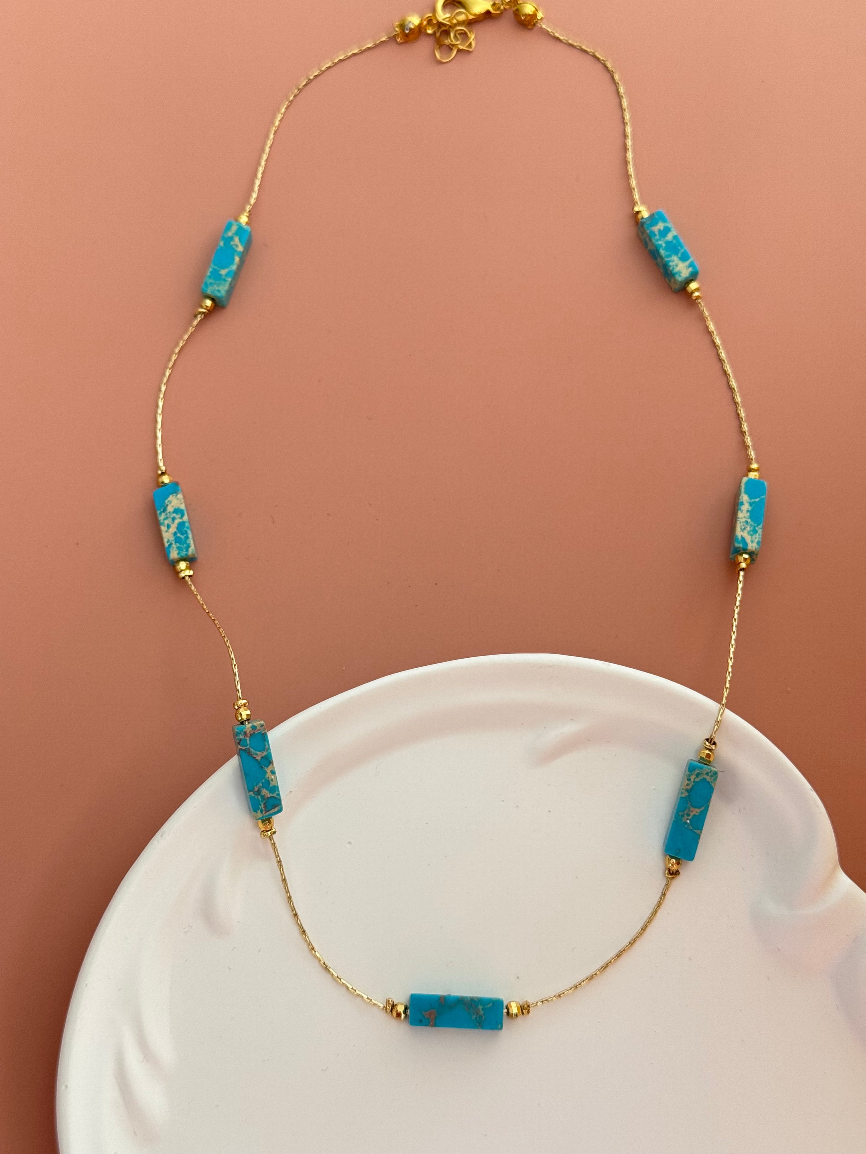 MİRA MAVİ TAŞLI ALTIN KAPLAMA DETAYLI KOLYE