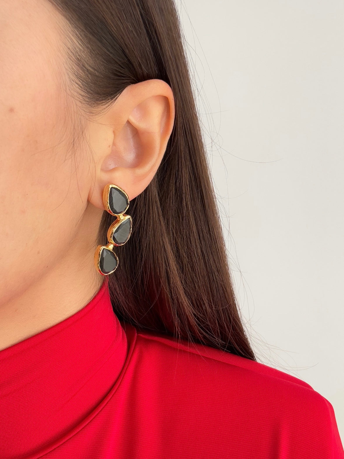 DOĞAL TAŞ DETAYLI DAMLA MODEL SİYAH ALTIN KAPLAMA KÜPE