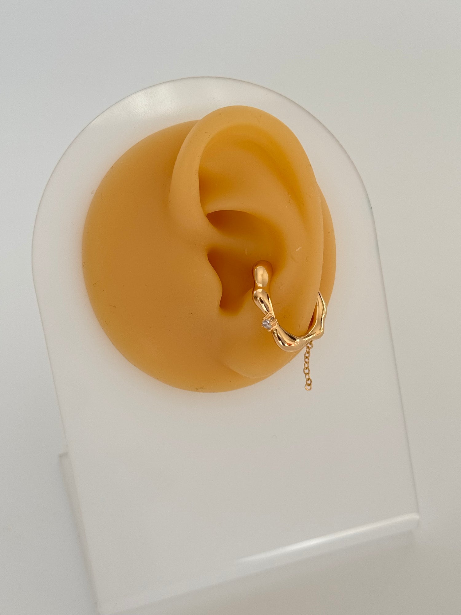 İTHAL TAŞ DETAYLI GOLD KIKIRDAK KÜPE EARCUFF