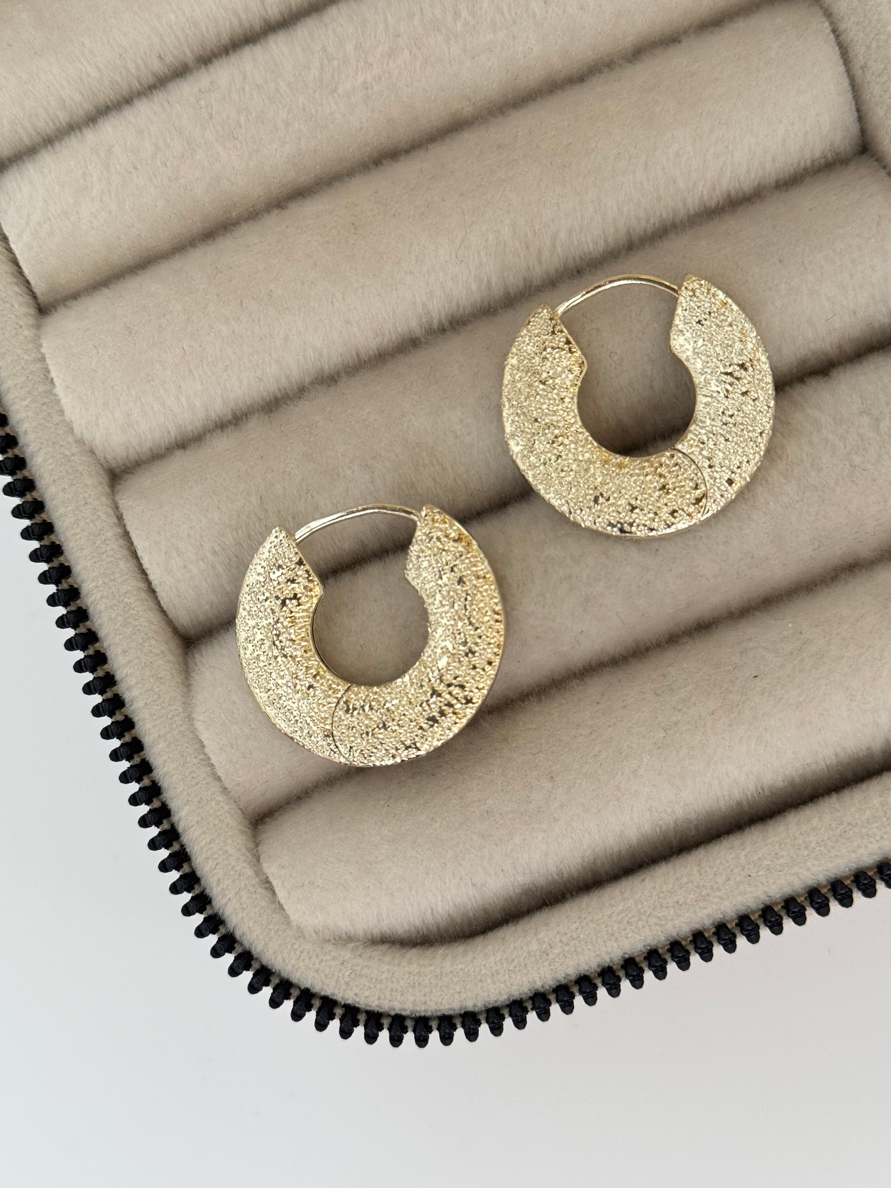 İTHAL DETAYLI GOLD HALKA KÜPE