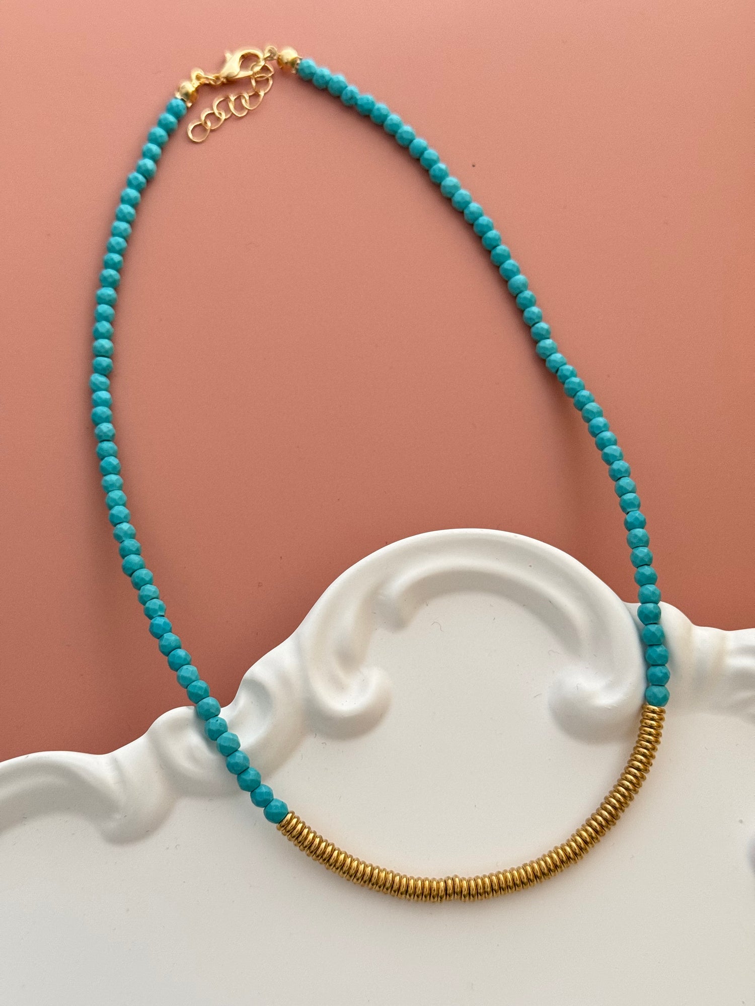 NUA MAVİ DOĞAL TAŞLI ALTIN KAPLAMA DETAYLI KOLYE