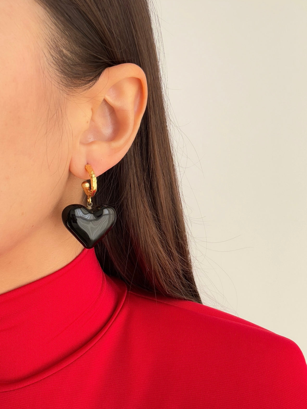 SİYAH KALPLİ CAM BONCUK DETAYLI ALTIN KAPLAMA KÜPE