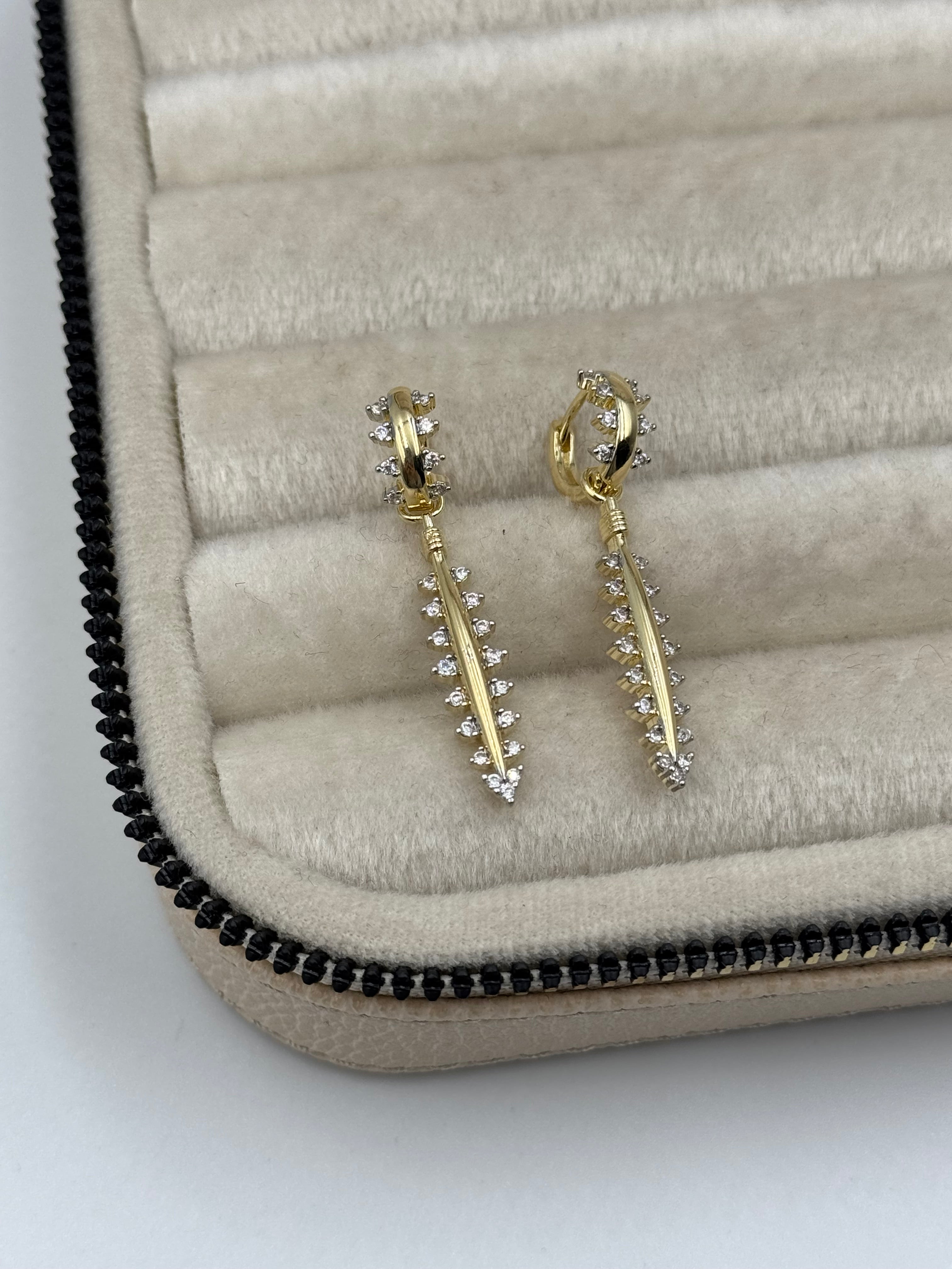 İTHAL TAŞ DETAYLI GOLD KÜPE