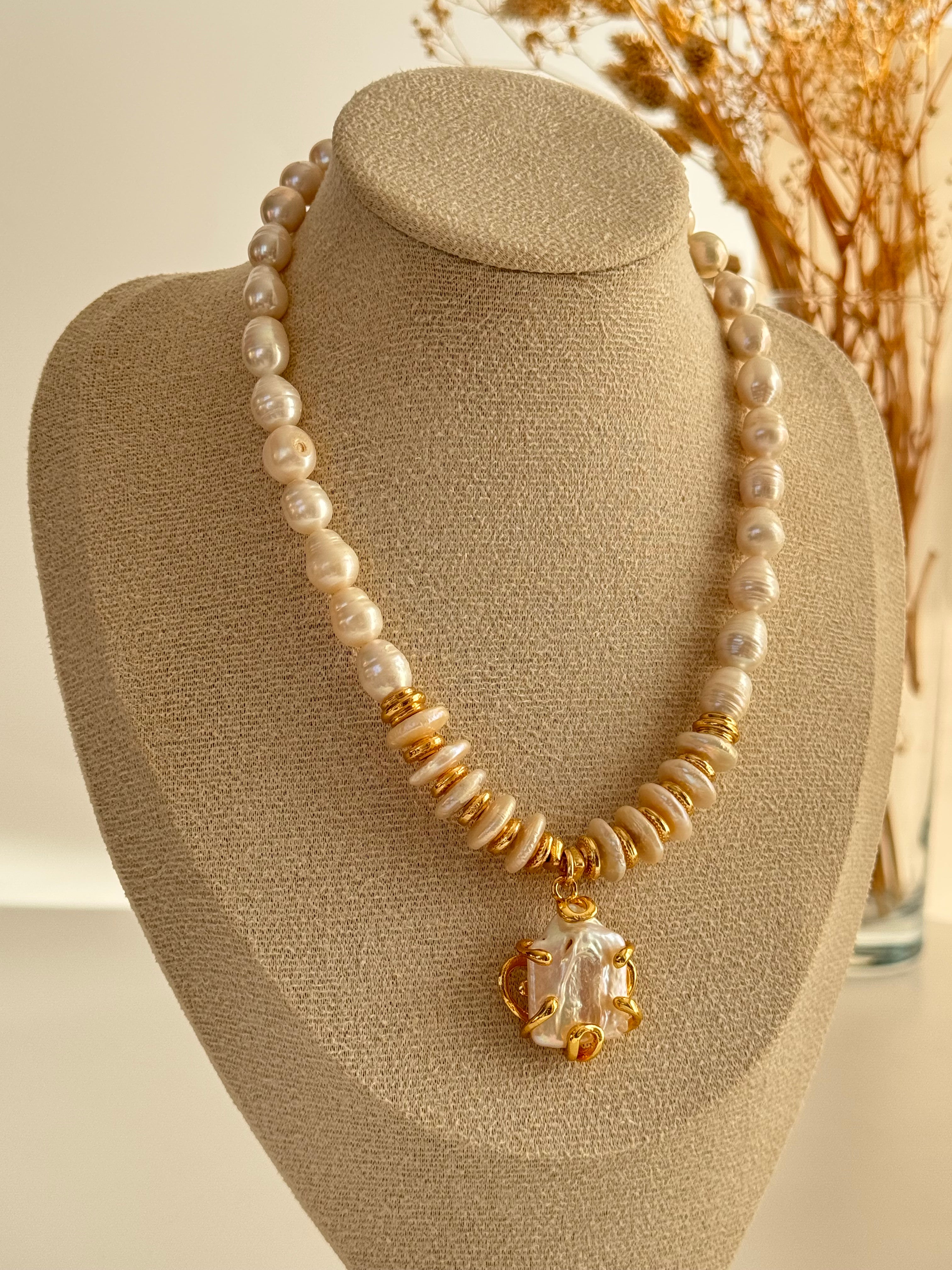 ŞİMA GERÇEK İNCİLİ ALTIN KAPLAMA DETAYLI KOLYE