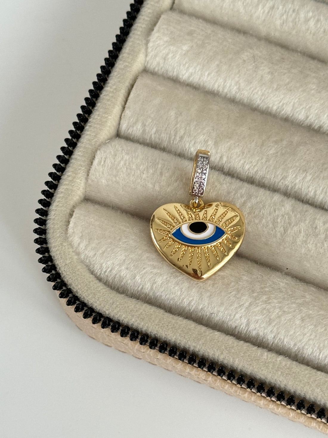 İTHAL KALPLİ GÖZ DETAYLI DETAYLI GOLD CHARM