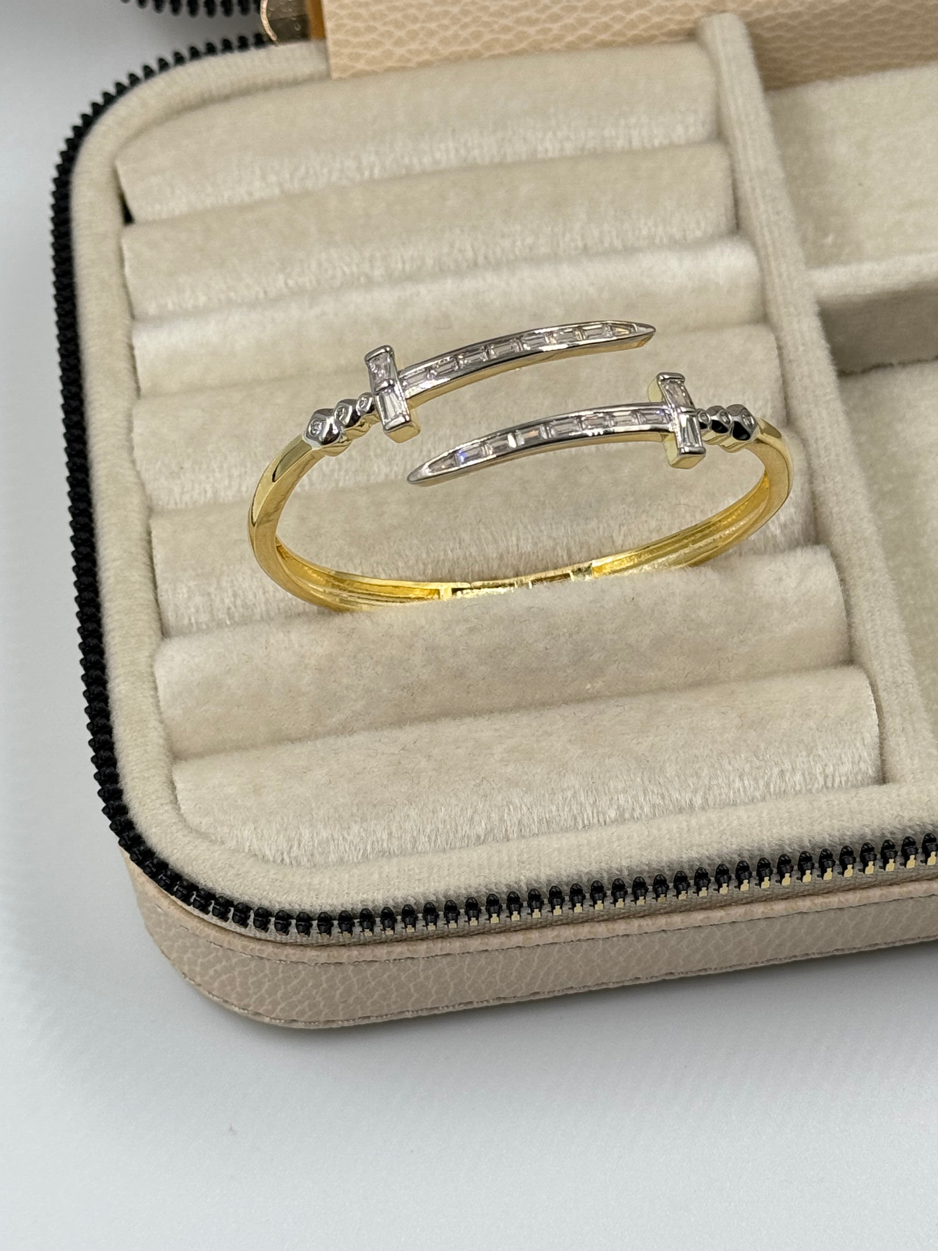 İTHAL KILIÇ DETAYLI GOLD KELEPÇE BİLEZİK