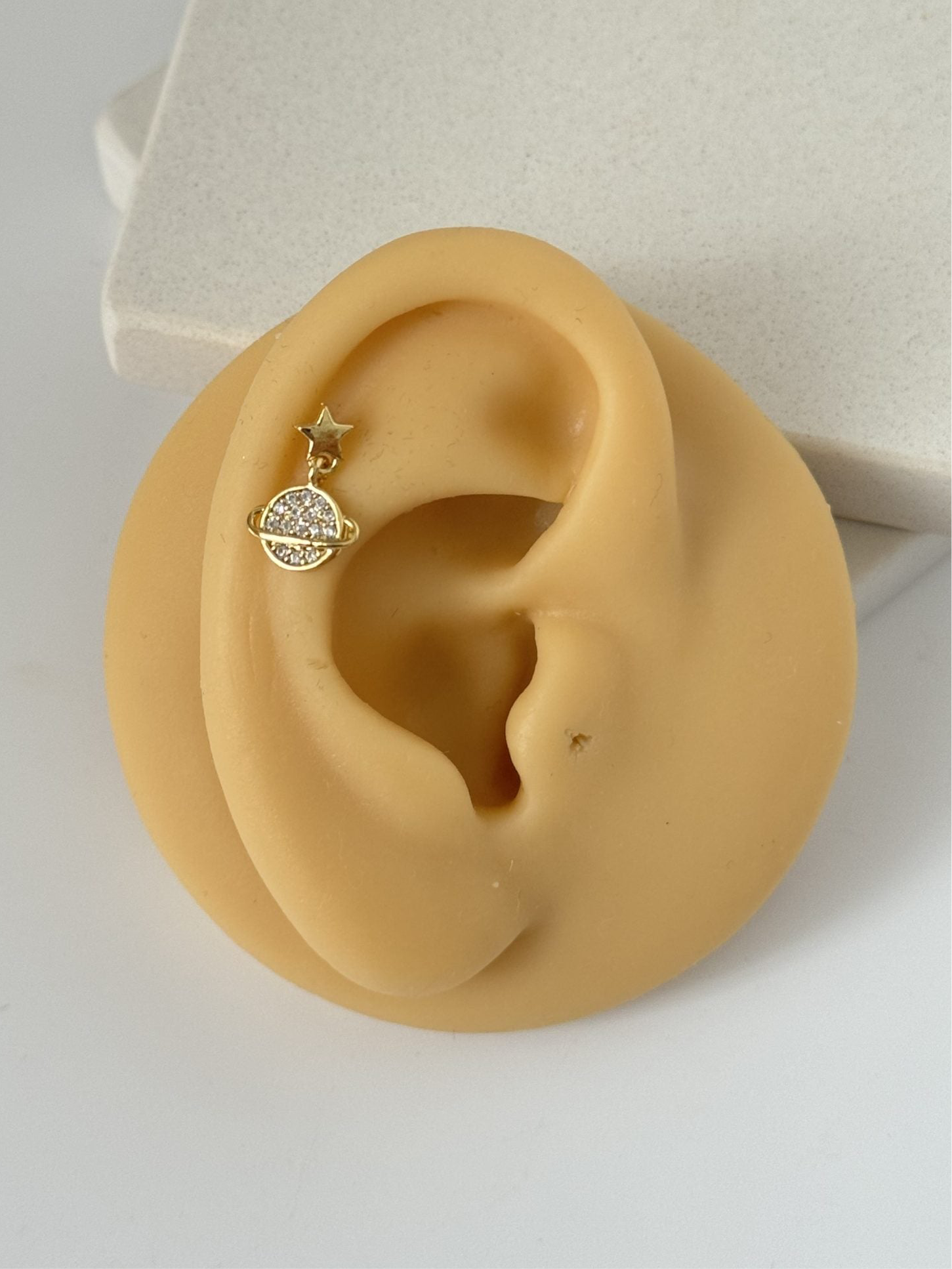 YILDIZ DETAYLI GEZEGEN TRAGUS PİERCİNG