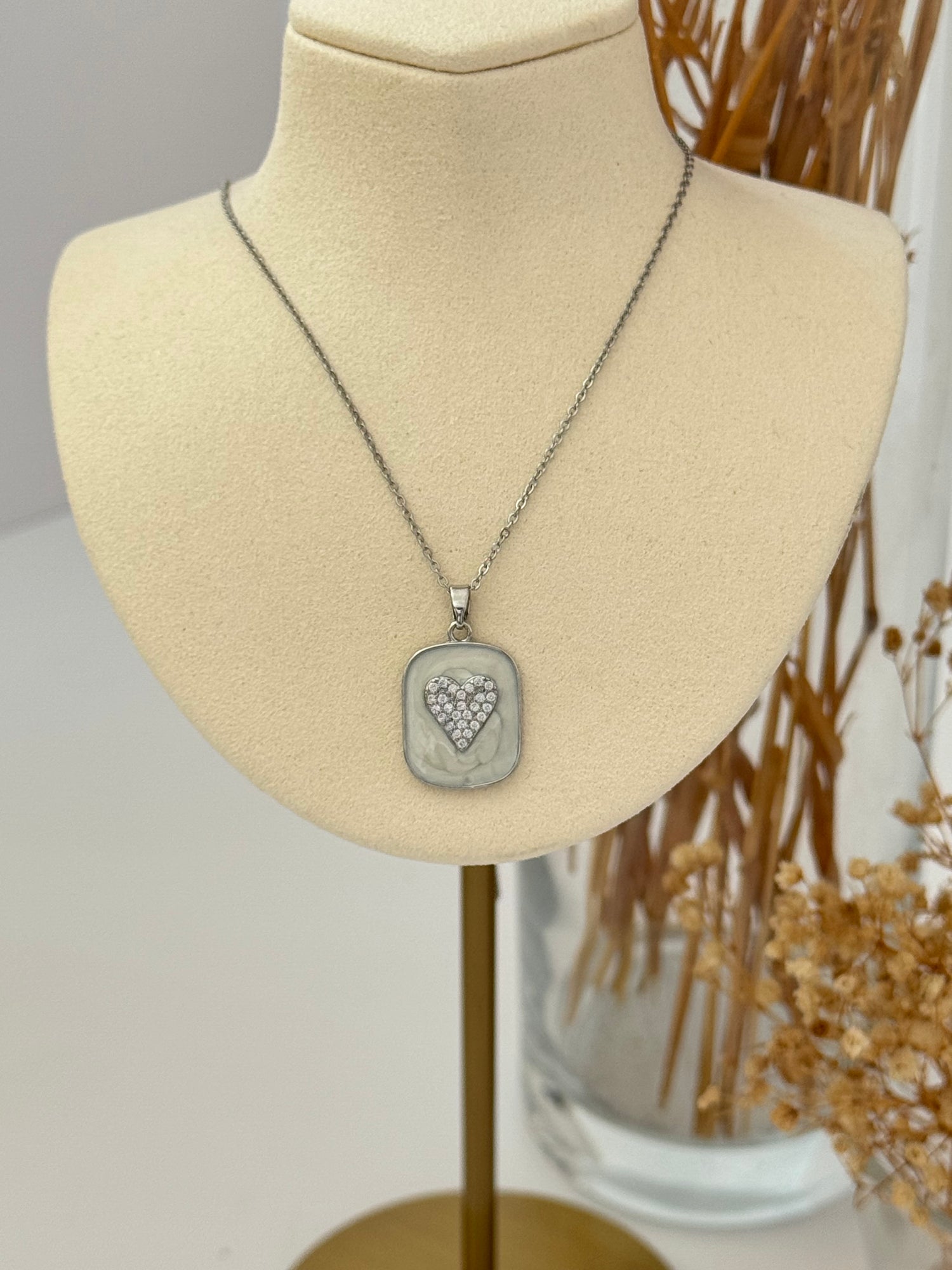 BEYAZ MİNELİ KALP DETAYLI SİLVER ÇELİK KOLYE