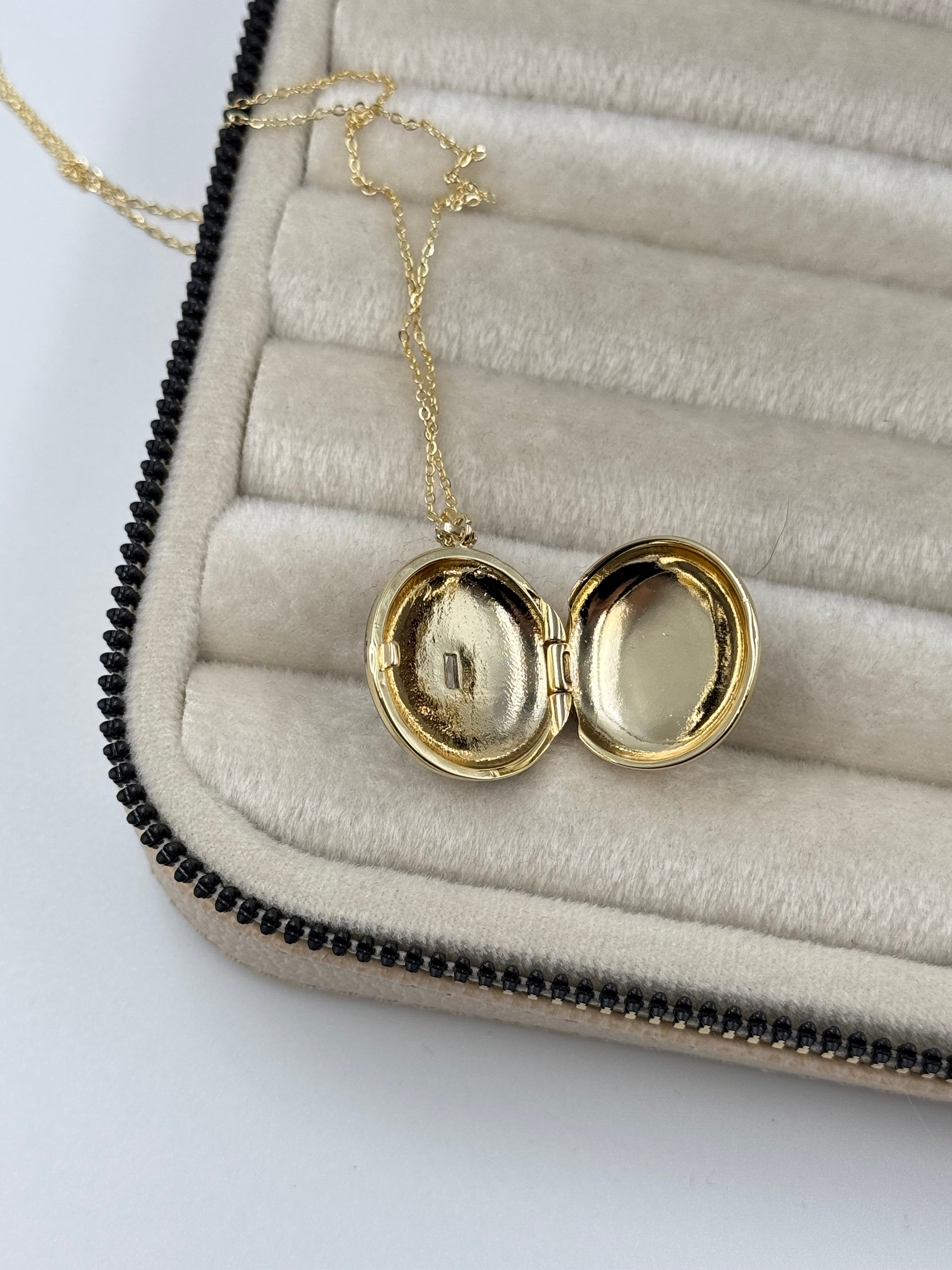 İTHAL KAPAKLI AÇILABİLİR RESİMLİKLİ SİYAH MİNELİ UZUN GOLD KOLYE