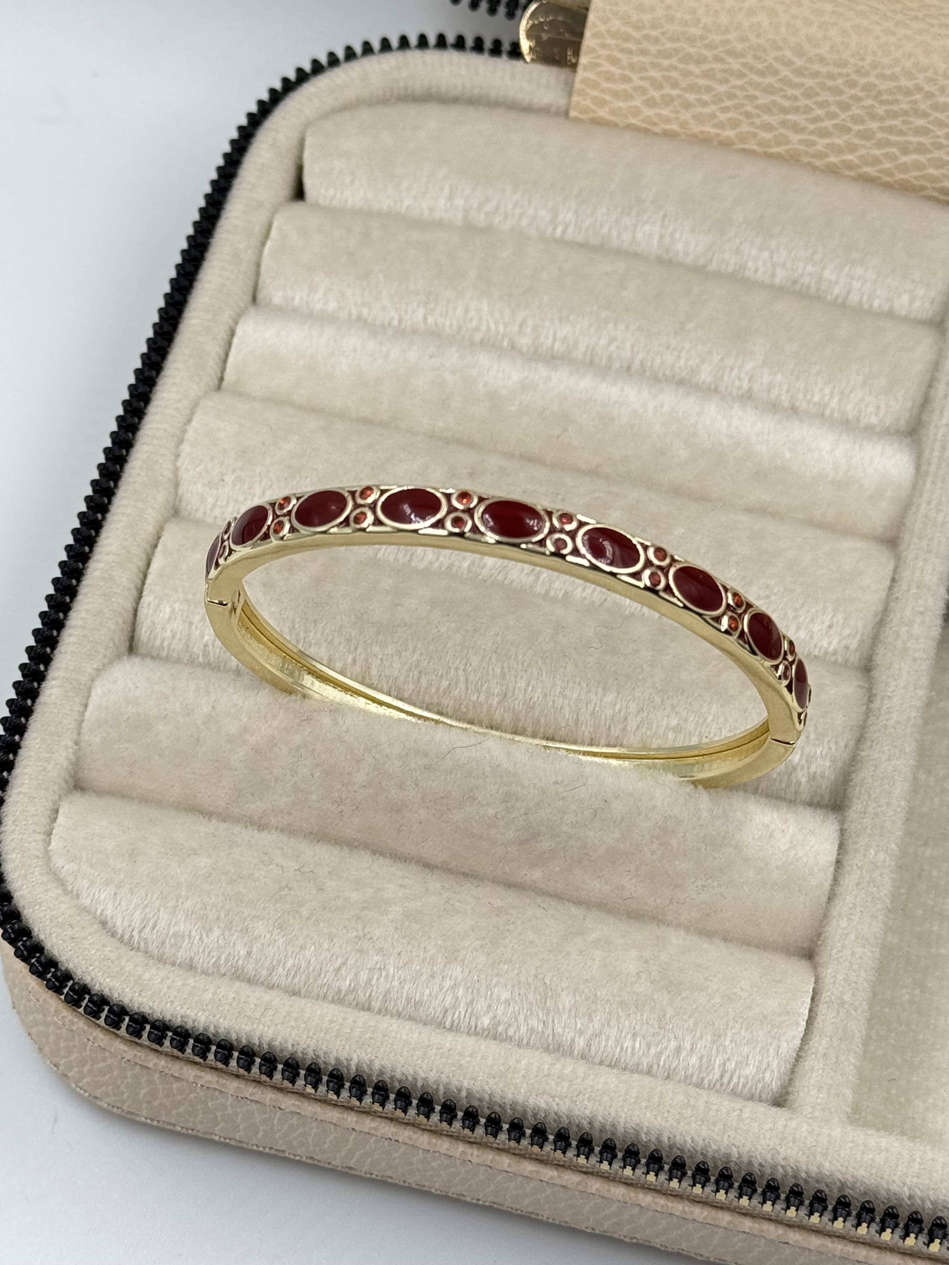 İTHAL BORDO MİNELİ TAŞ DETAYLI GOLD KELEPÇE BİLEZİK