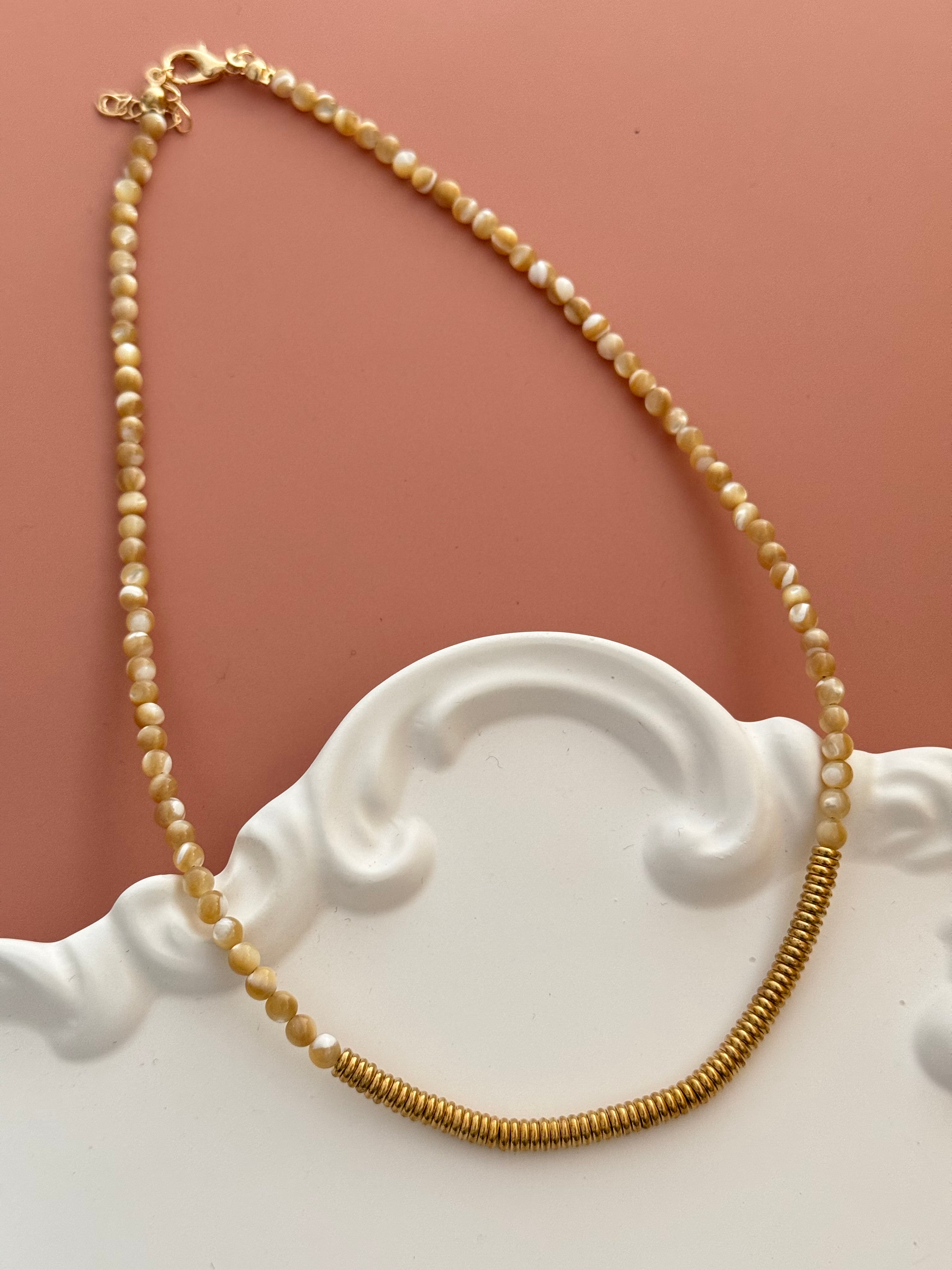 NUA SARI DOĞAL TAŞLI ALTIN KAPLAMA DETAYLI KOLYE