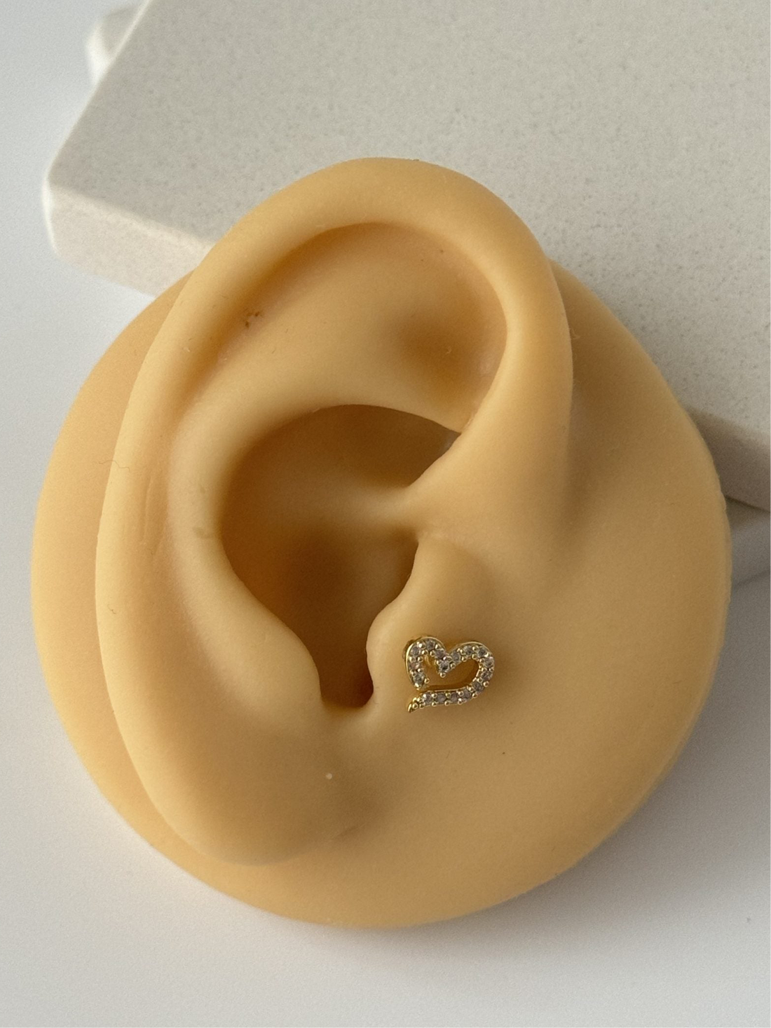 KALP TRAGUS PİERCİNG