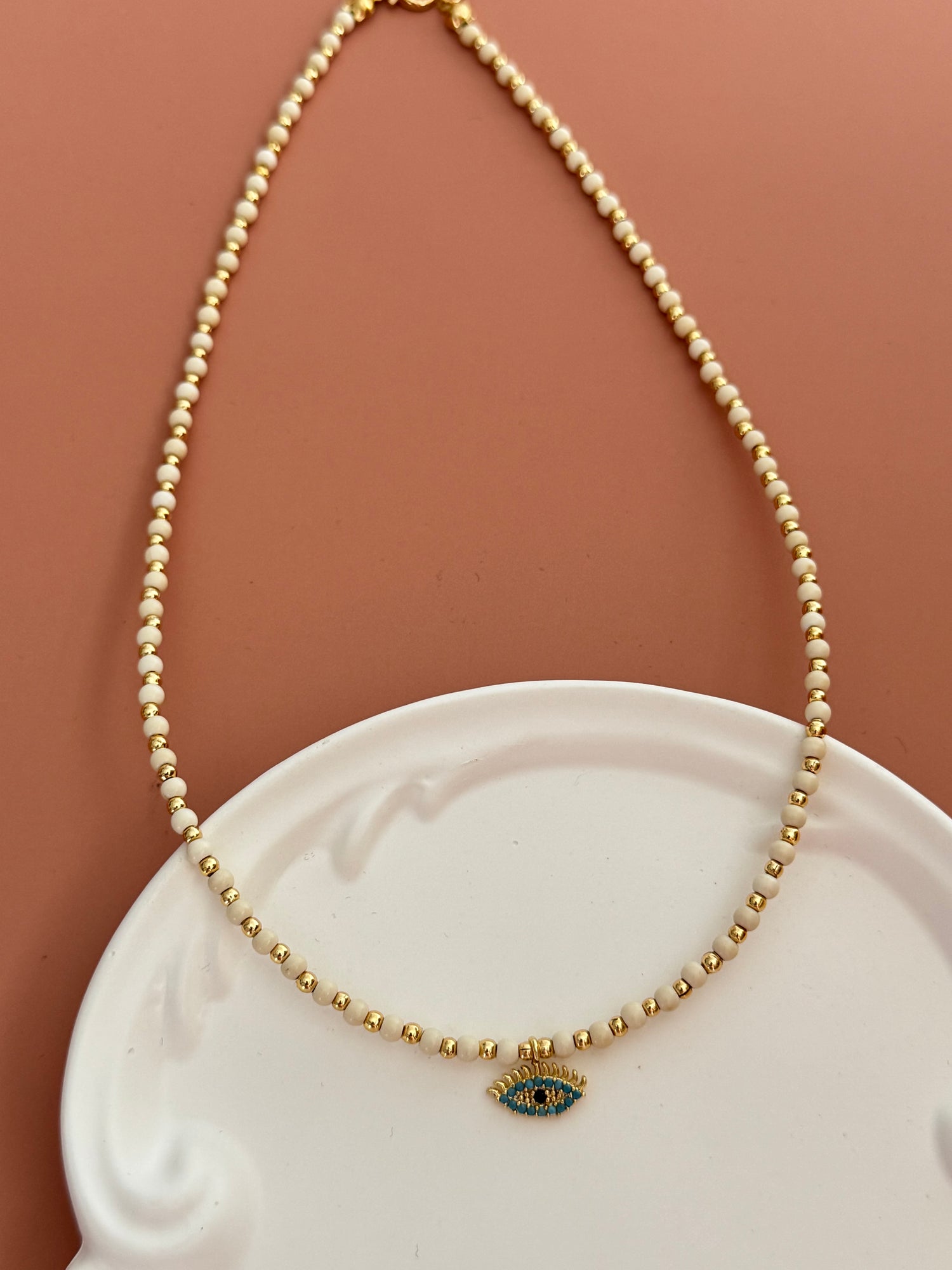 SUNA GÖZ MODEL KREM BONCUKLU ALTIN KAPLAMA DETAYLI KOLYE