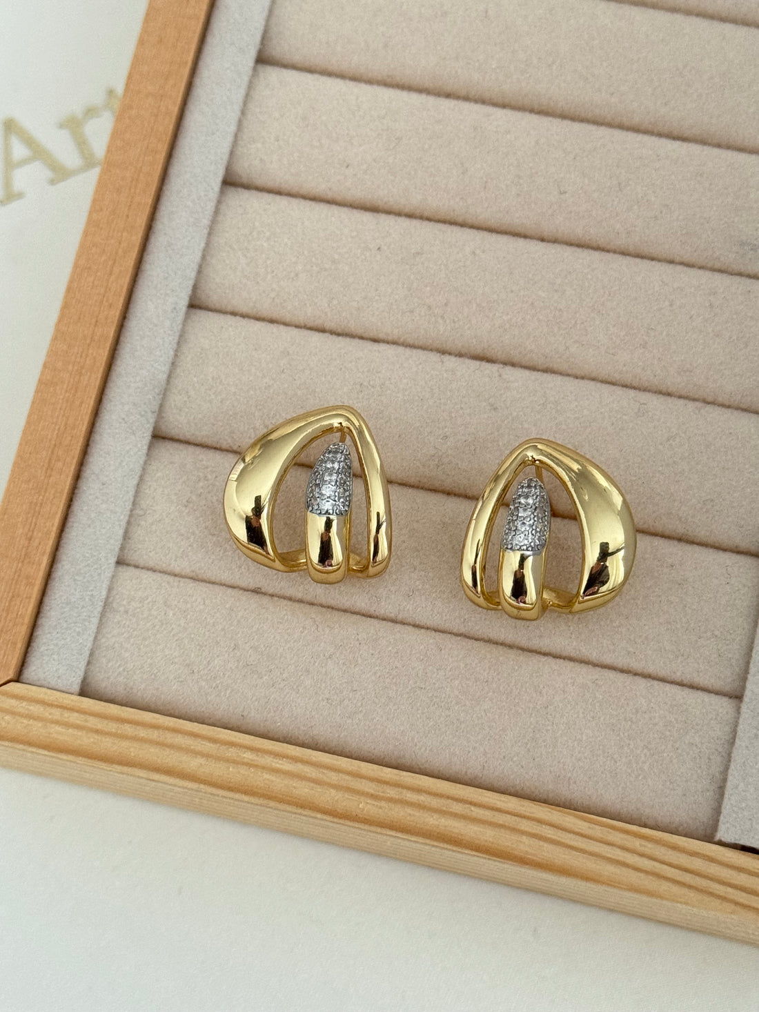 ELYE TAŞ DETAYLI GOLD KÜPE