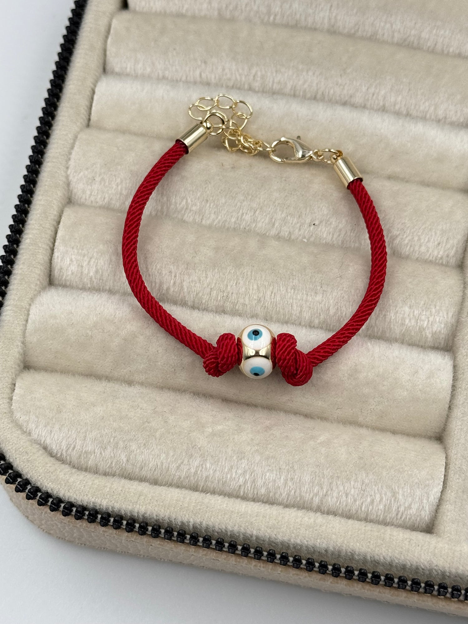 İTHAL NAZAR BONCUK DETAYLI KIRMIZI İPLİ BİLEKLİK