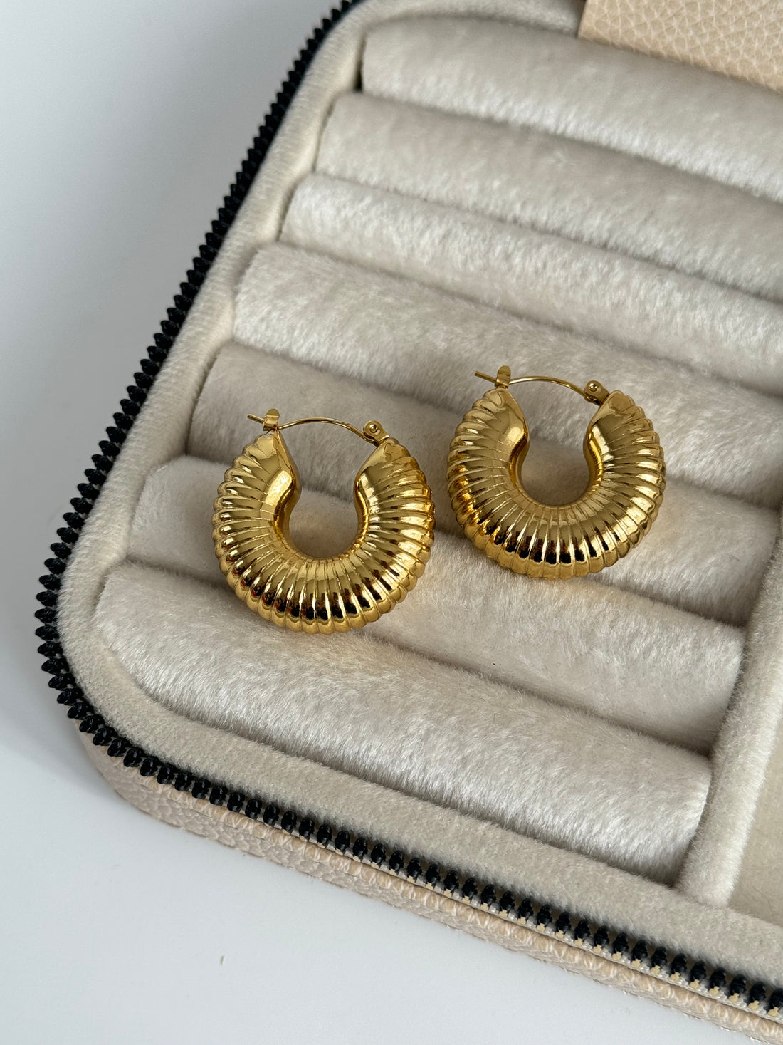 İTHAL SALYANGOZ DETAYLI GOLD KÜPE