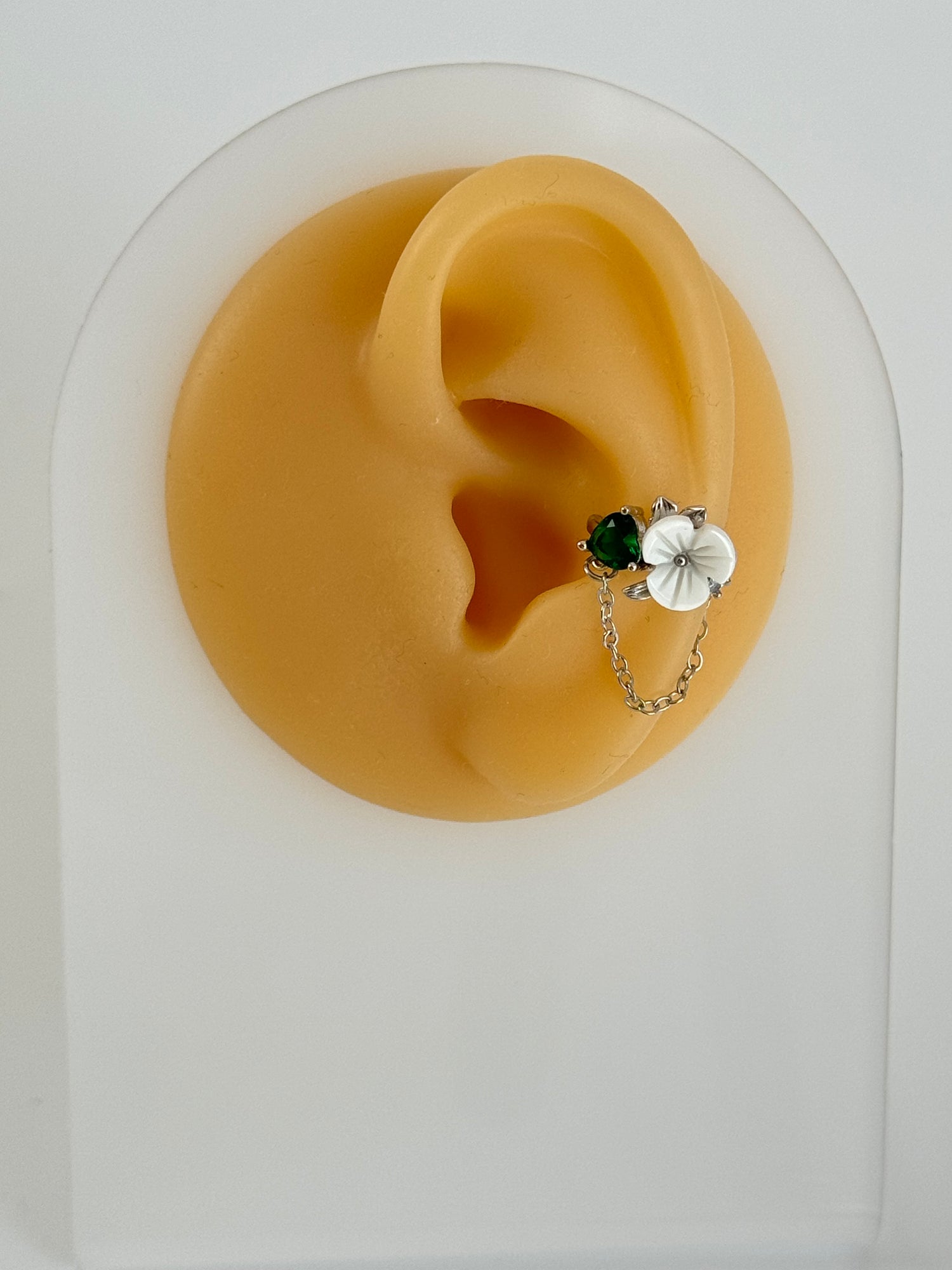 İTHAL ÇİÇEK DETAYLI YEŞİL KALP TAŞLI SİLVER SOL KULAK KIKIRDAK KÜPE EARCUFF