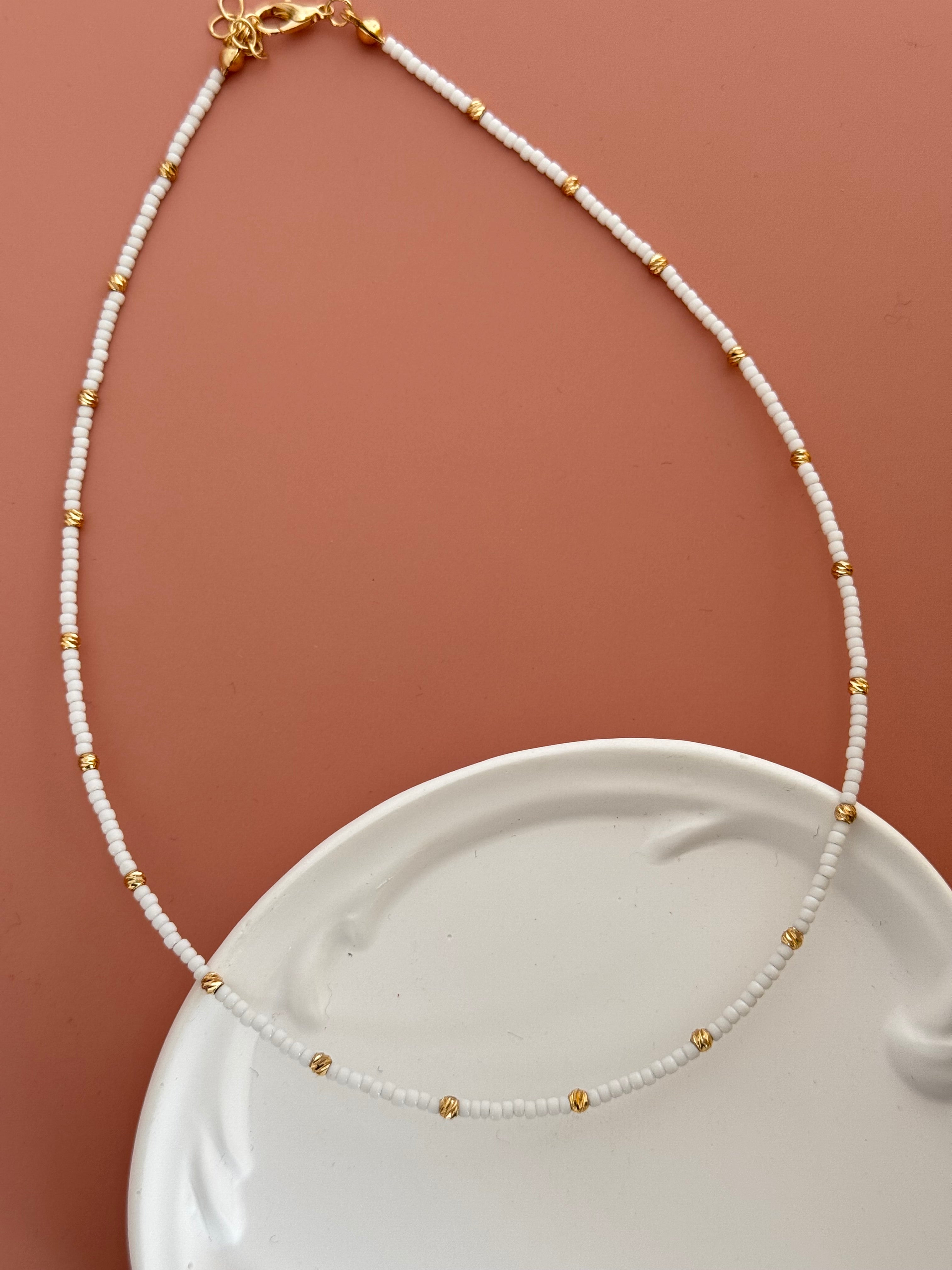 LUNE ALTIN KAPLAMA DORİKA DETAYLI BEYAZ BONCUK KOLYE