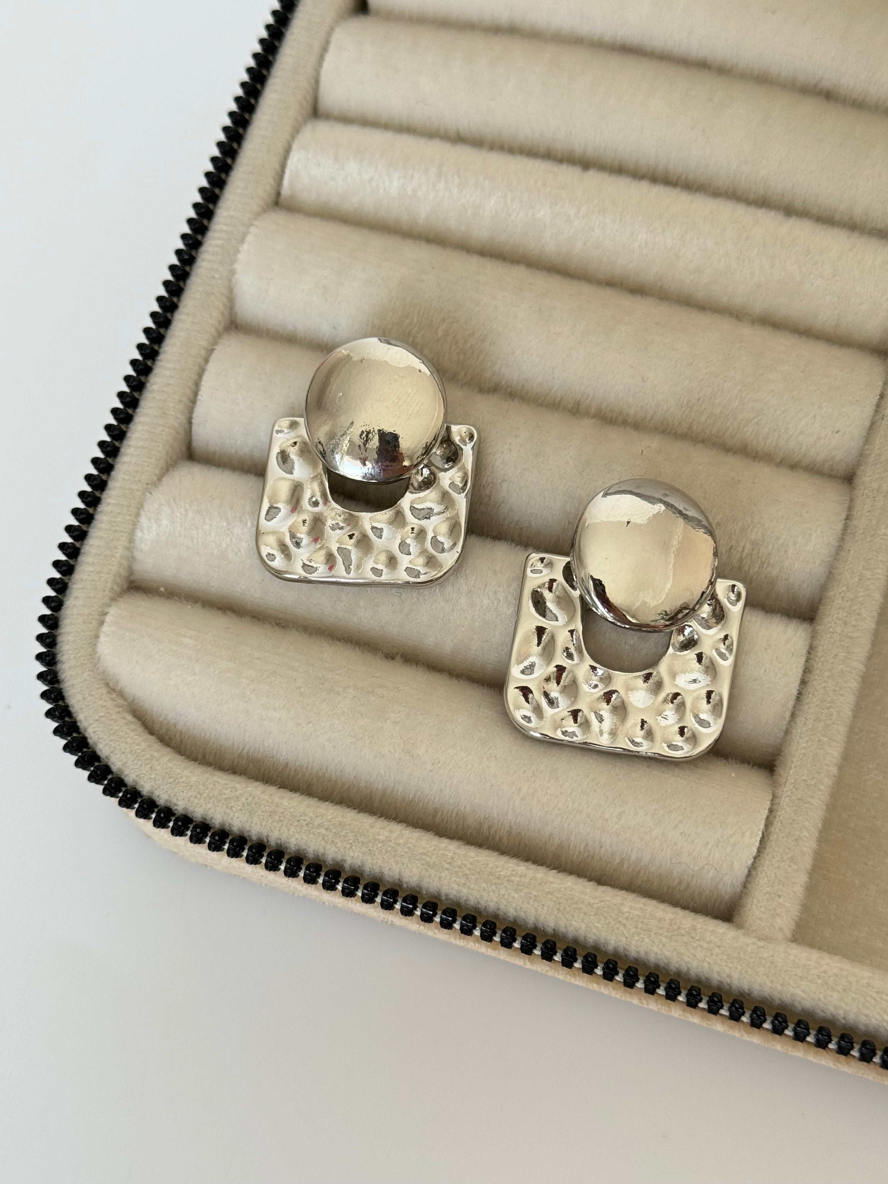 İTHAL KARE DÜĞME DETAYLI SİLVER KÜPE