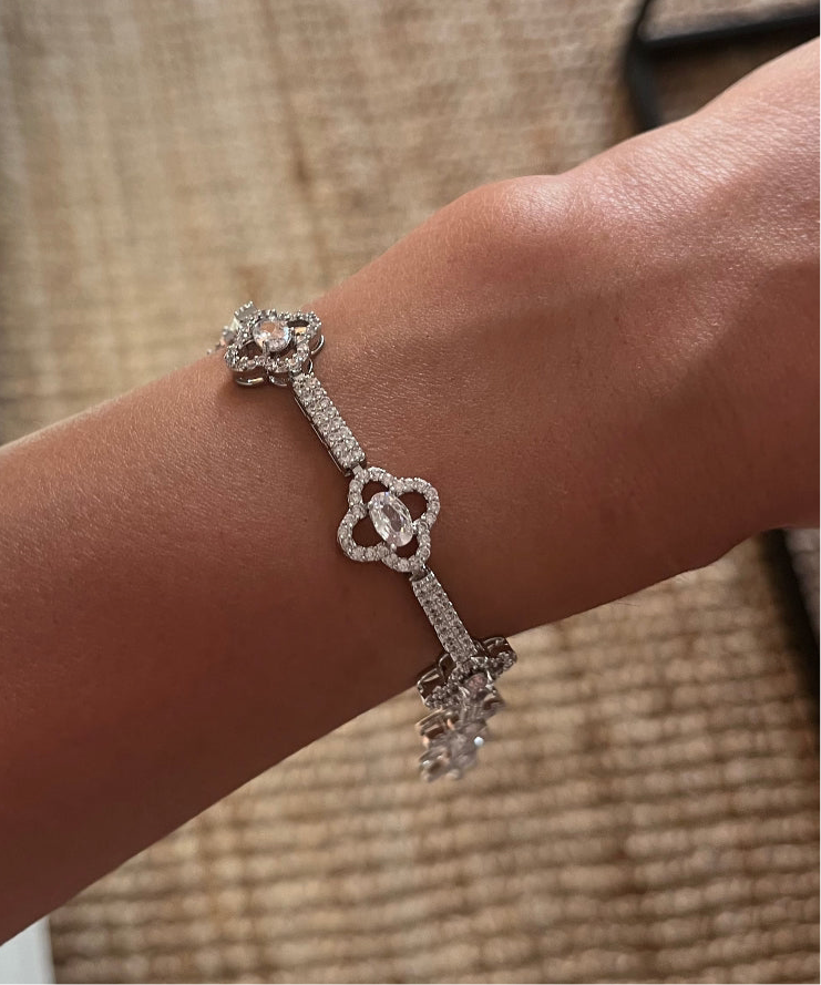 ÇİÇEK DETAYLI İTHAL ZİRKON TAŞLI SİLVER BİLEKLİK