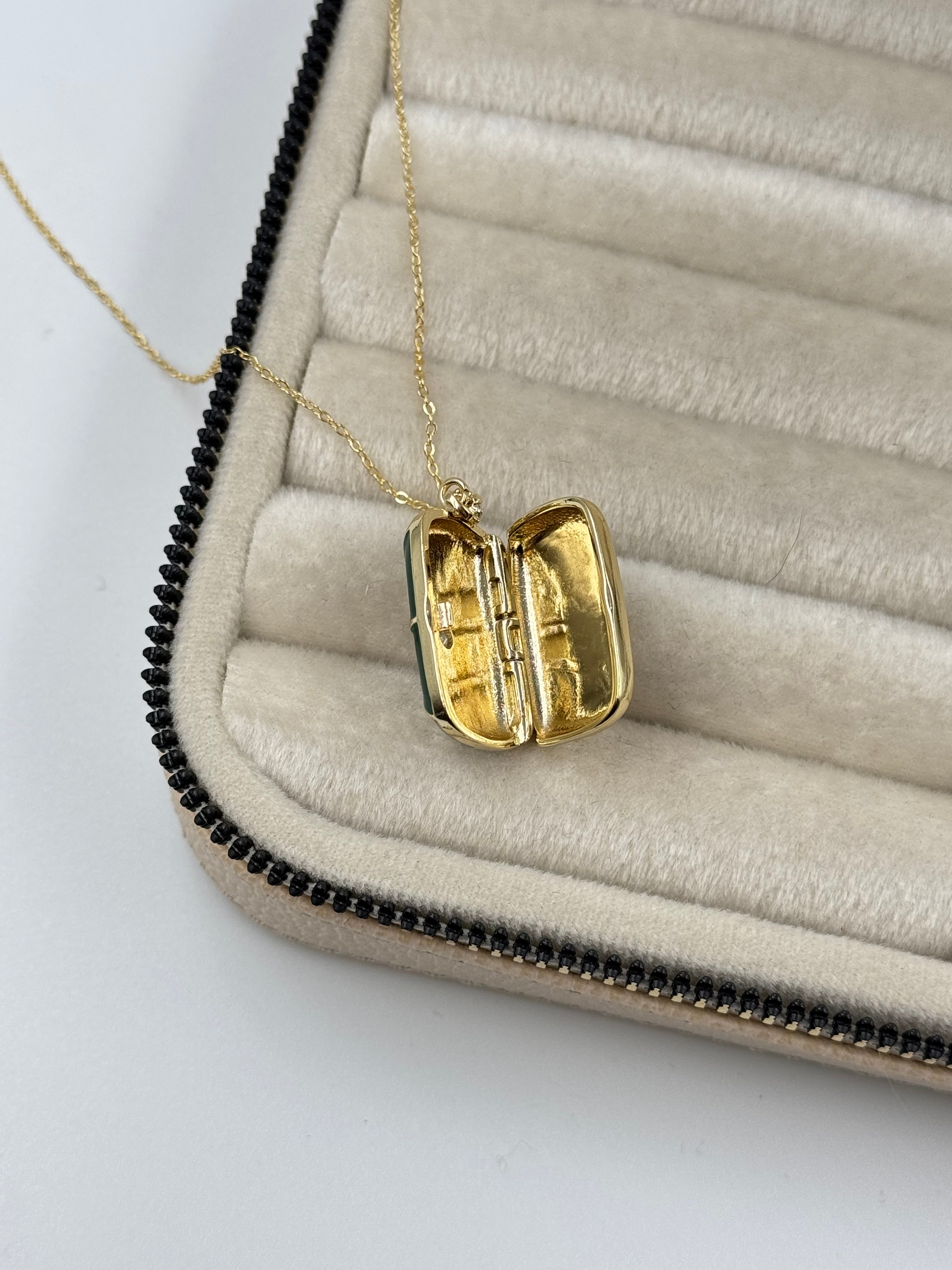 İTHAL KAPAKLI AÇILABİLİR RESİMLİKLİ YEŞİL MİNELİ UZUN GOLD KOLYE