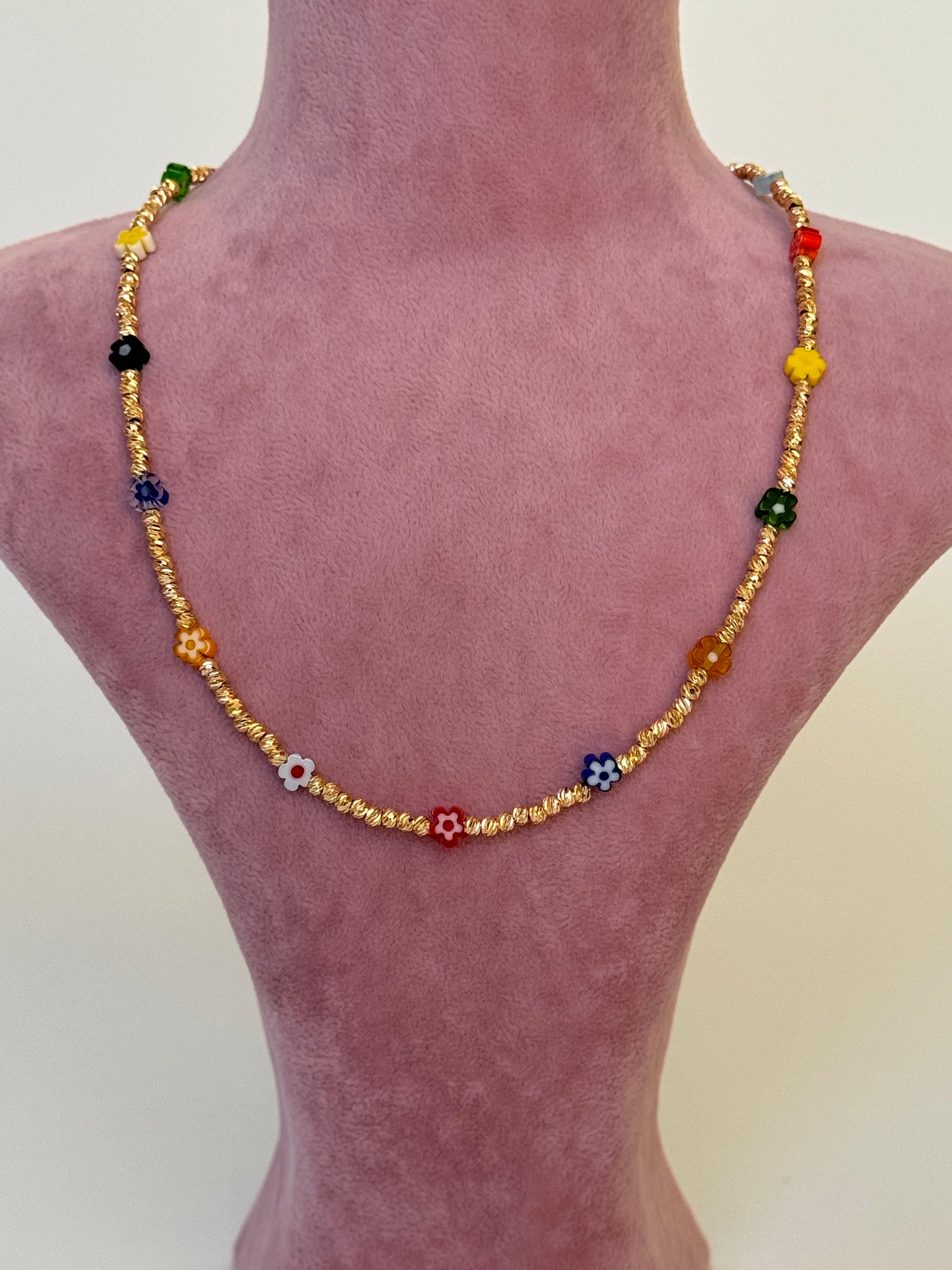 NAVİ RENKLİ ÇİÇEKLİ ALTIN KAPLAMA DETAYLI KOLYE