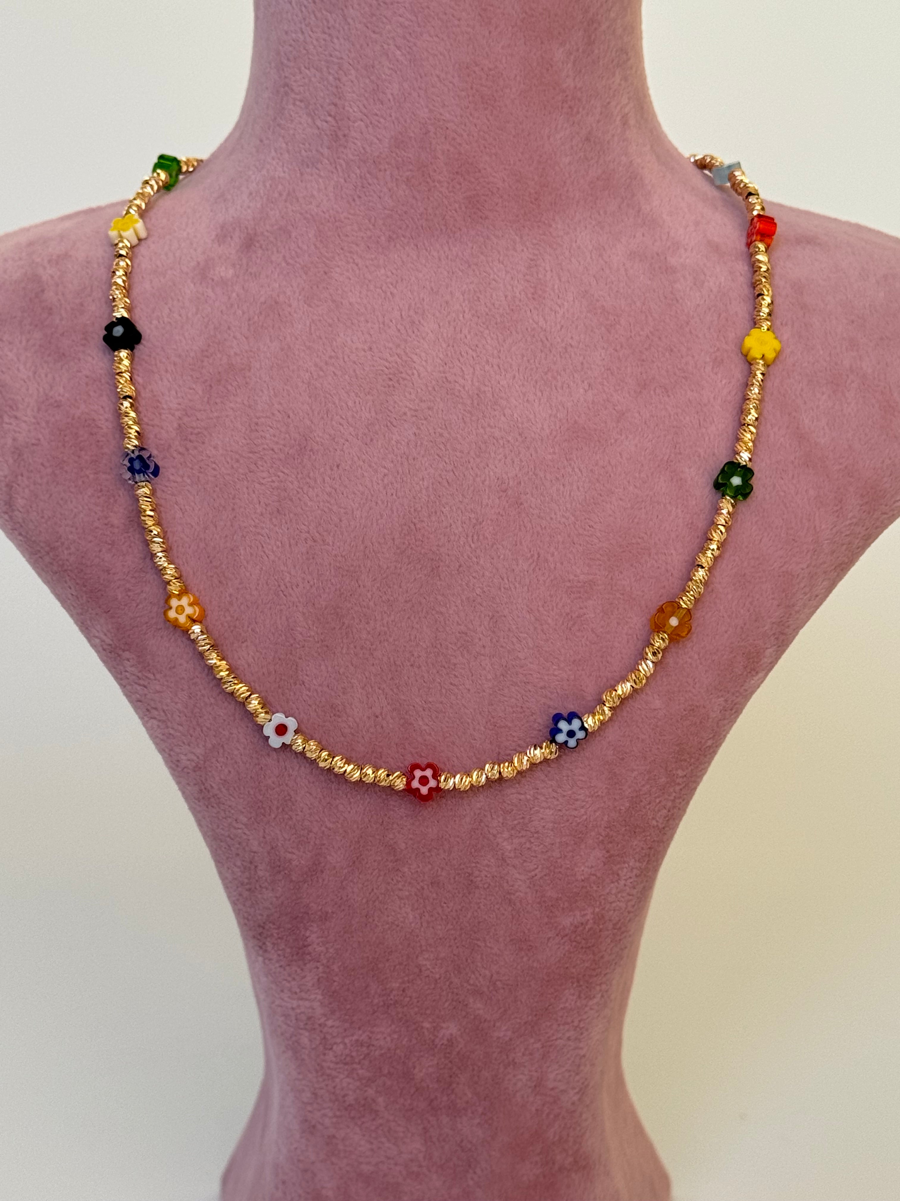 NAVİ RENKLİ ÇİÇEKLİ ALTIN KAPLAMA DETAYLI KOLYE