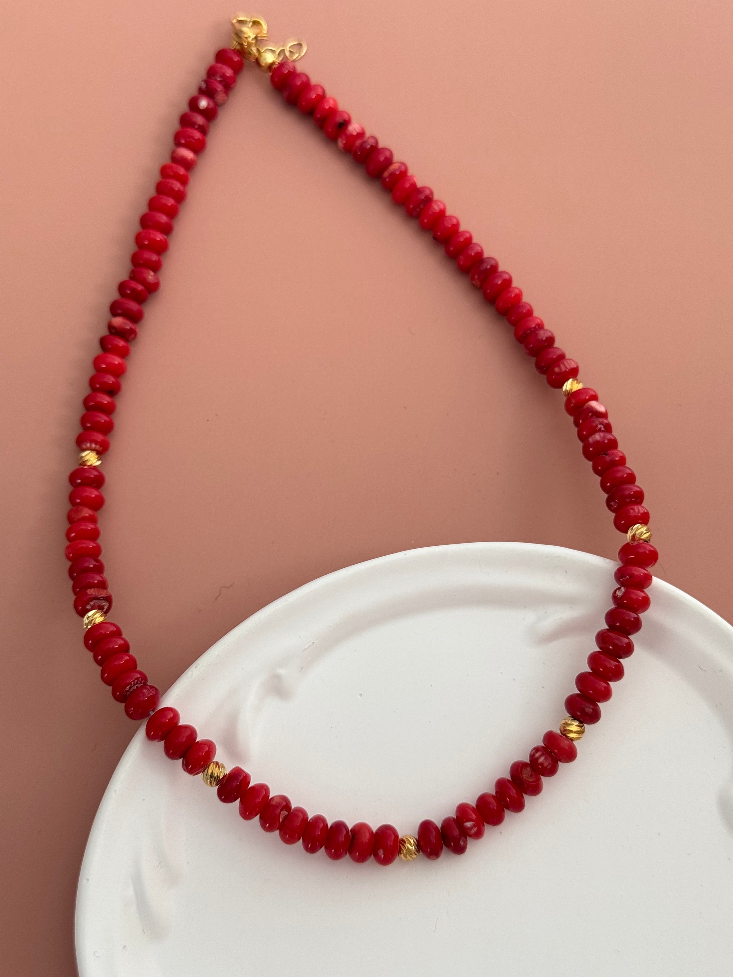 MERNUŞ ALTIN KAPLAMALI MERCAN DOĞAL TAŞLI KOLYE