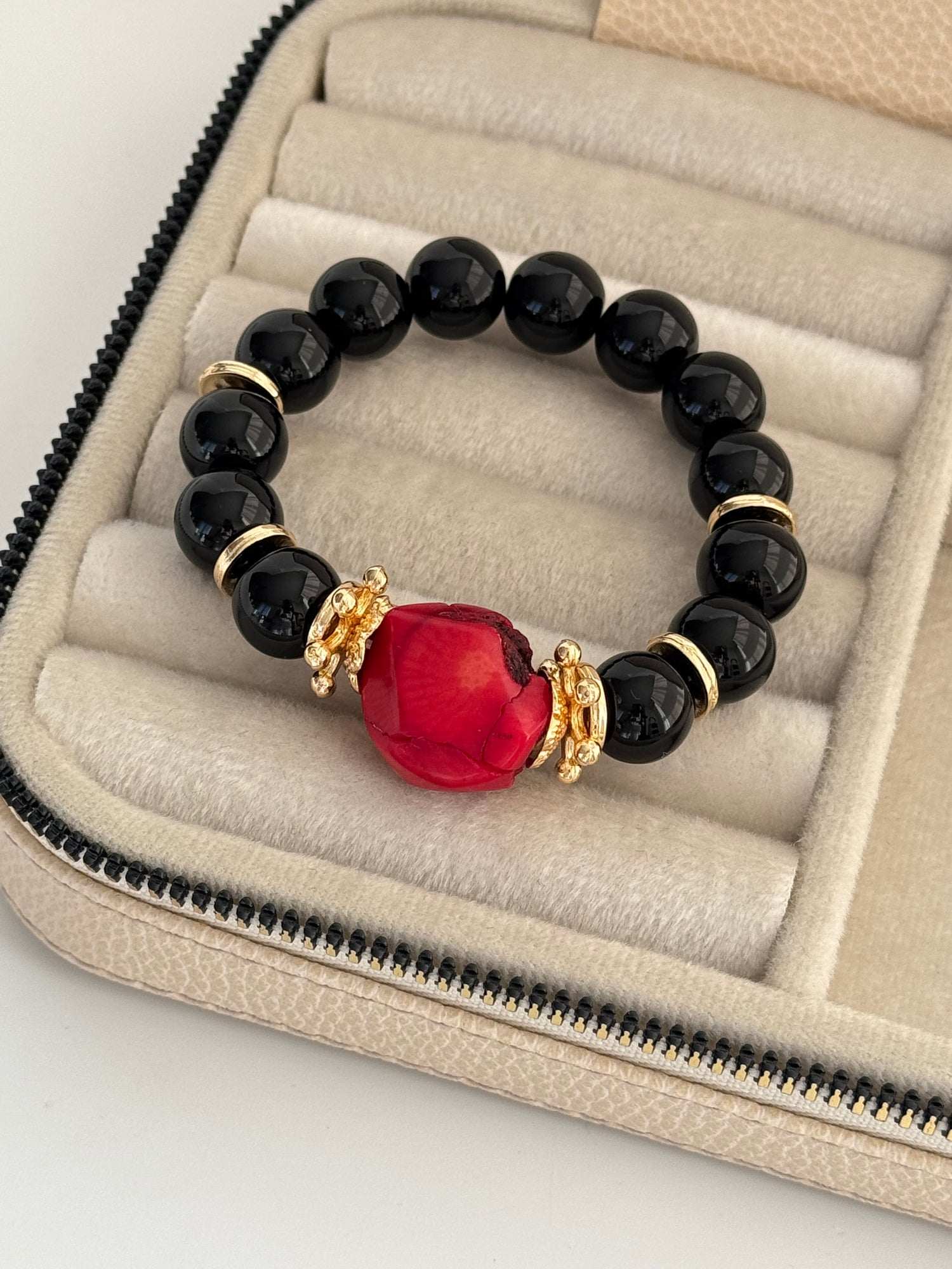 NADİA SİYAH DOĞAL TAŞLI ALTIN KAPLAMA LASTİK BİLEKLİK