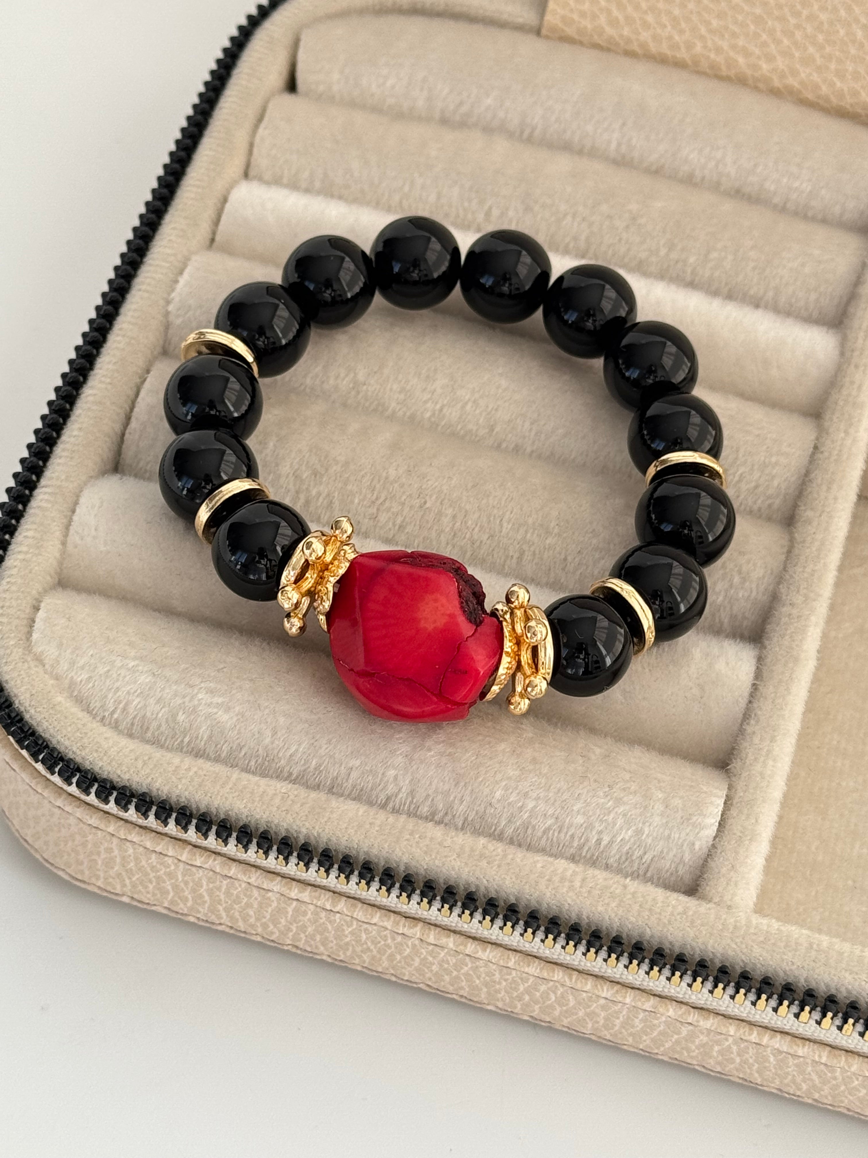 NADİA SİYAH DOĞAL TAŞLI ALTIN KAPLAMA LASTİK BİLEKLİK