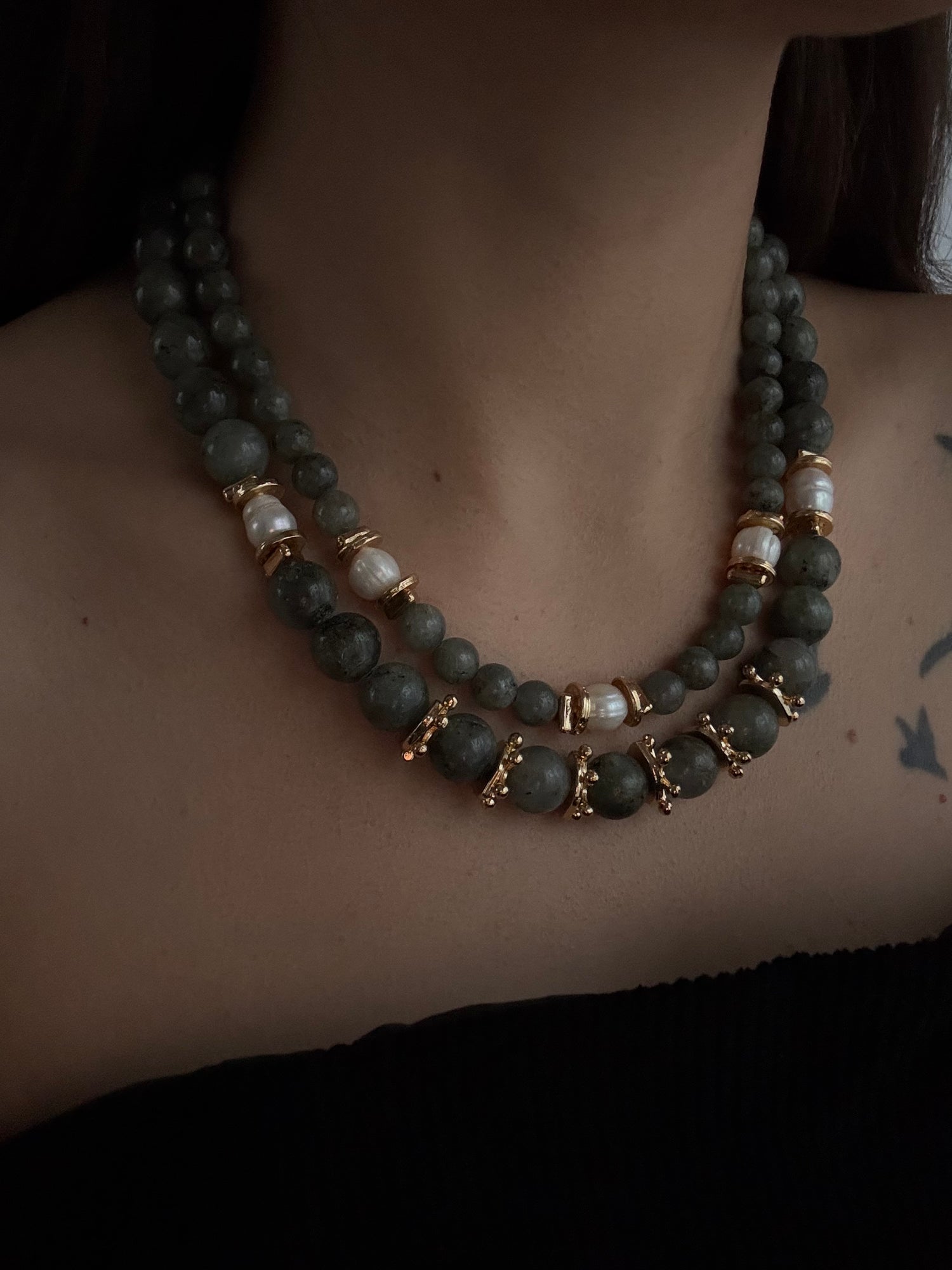 NEJVA GRİ DOĞAL TAŞLI ALTIN KAPLAMA DETAYLI KOLYE