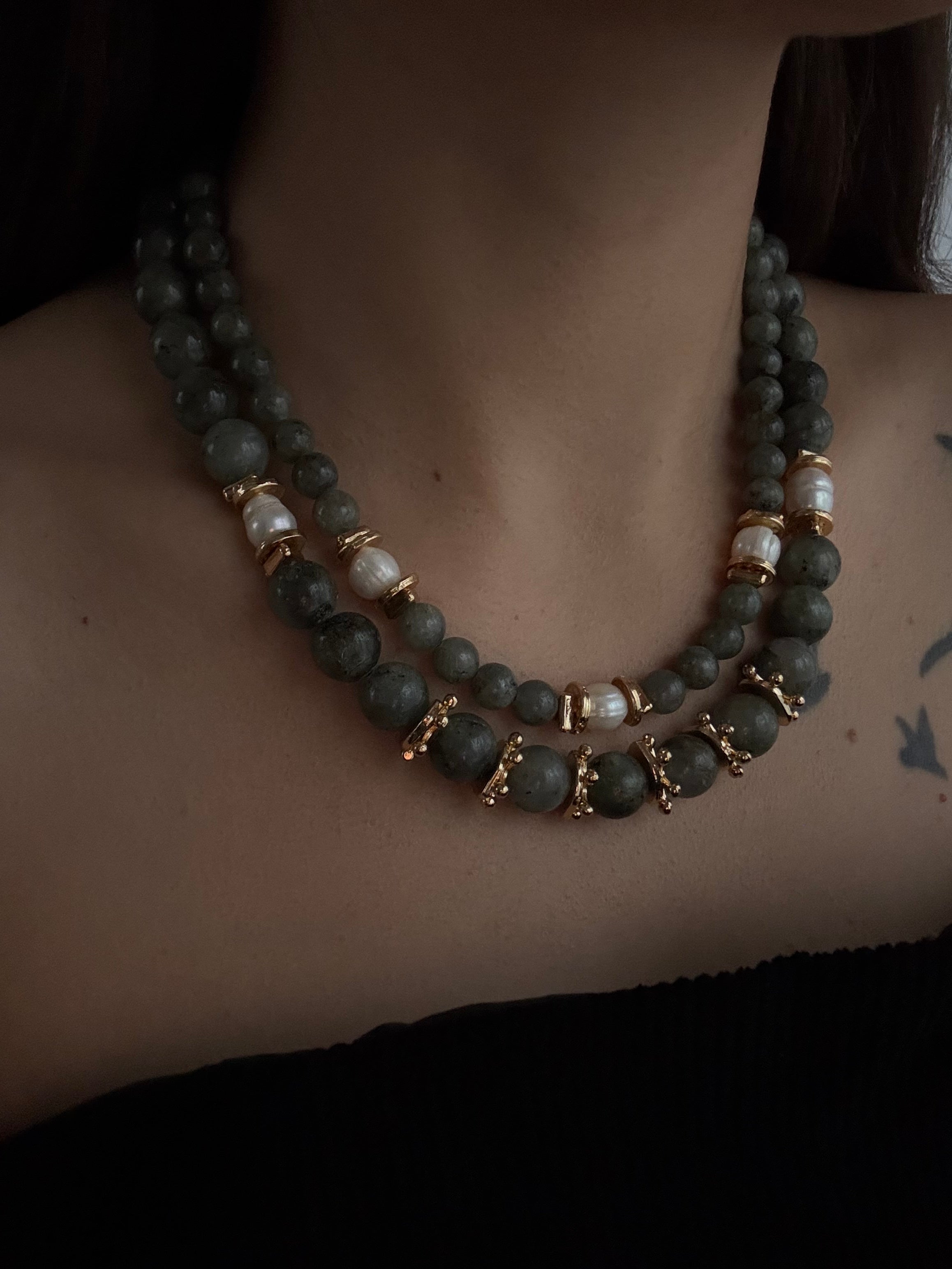 NEJVA GRİ DOĞAL TAŞLI ALTIN KAPLAMA DETAYLI KOLYE