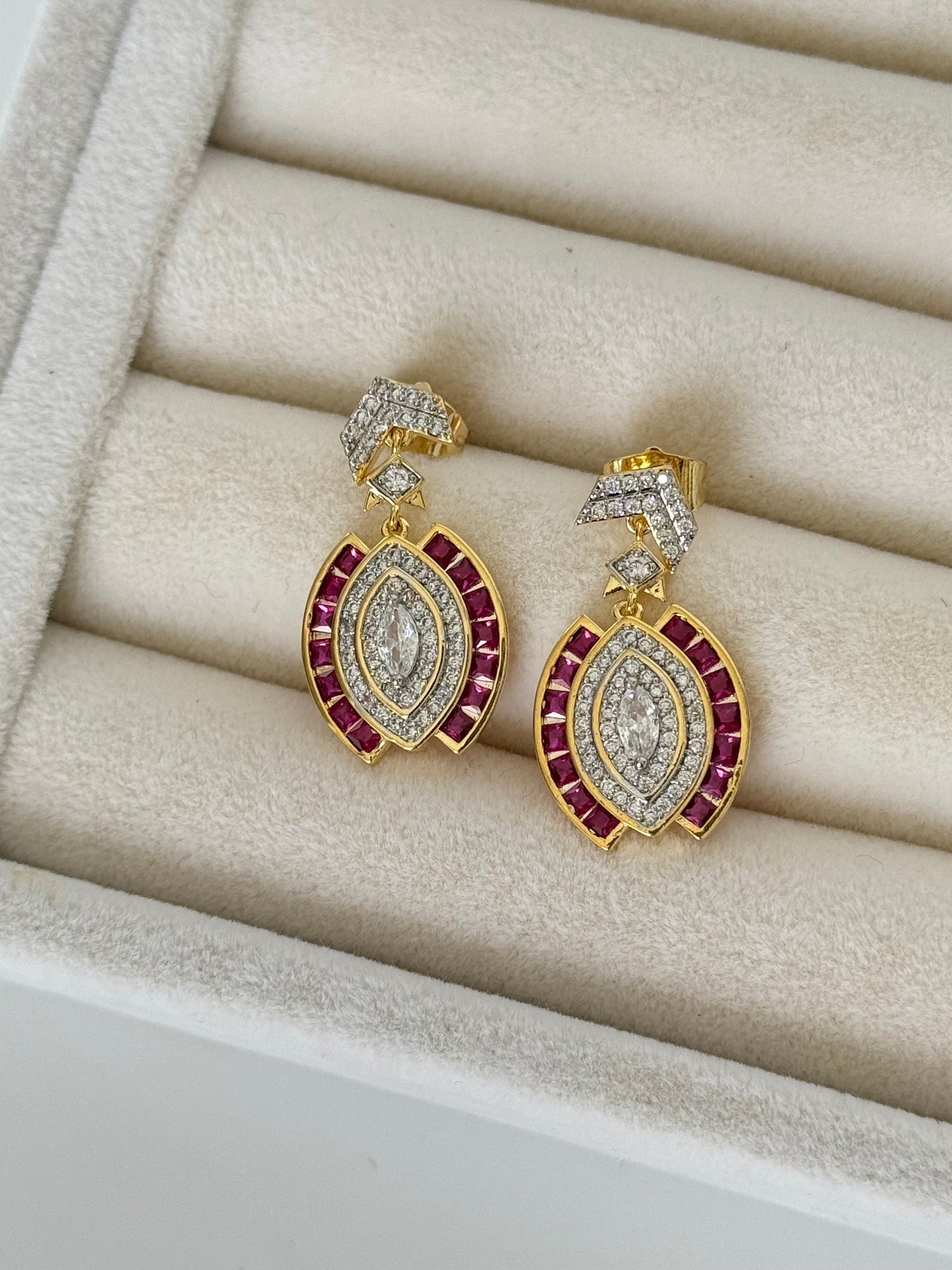 ARİAX PEMBE TAŞLI ÜÇGEN DETAYLI GOLD KÜPE