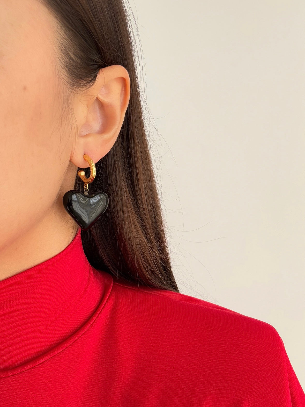 SİYAH KALPLİ CAM BONCUK DETAYLI ALTIN KAPLAMA KÜPE