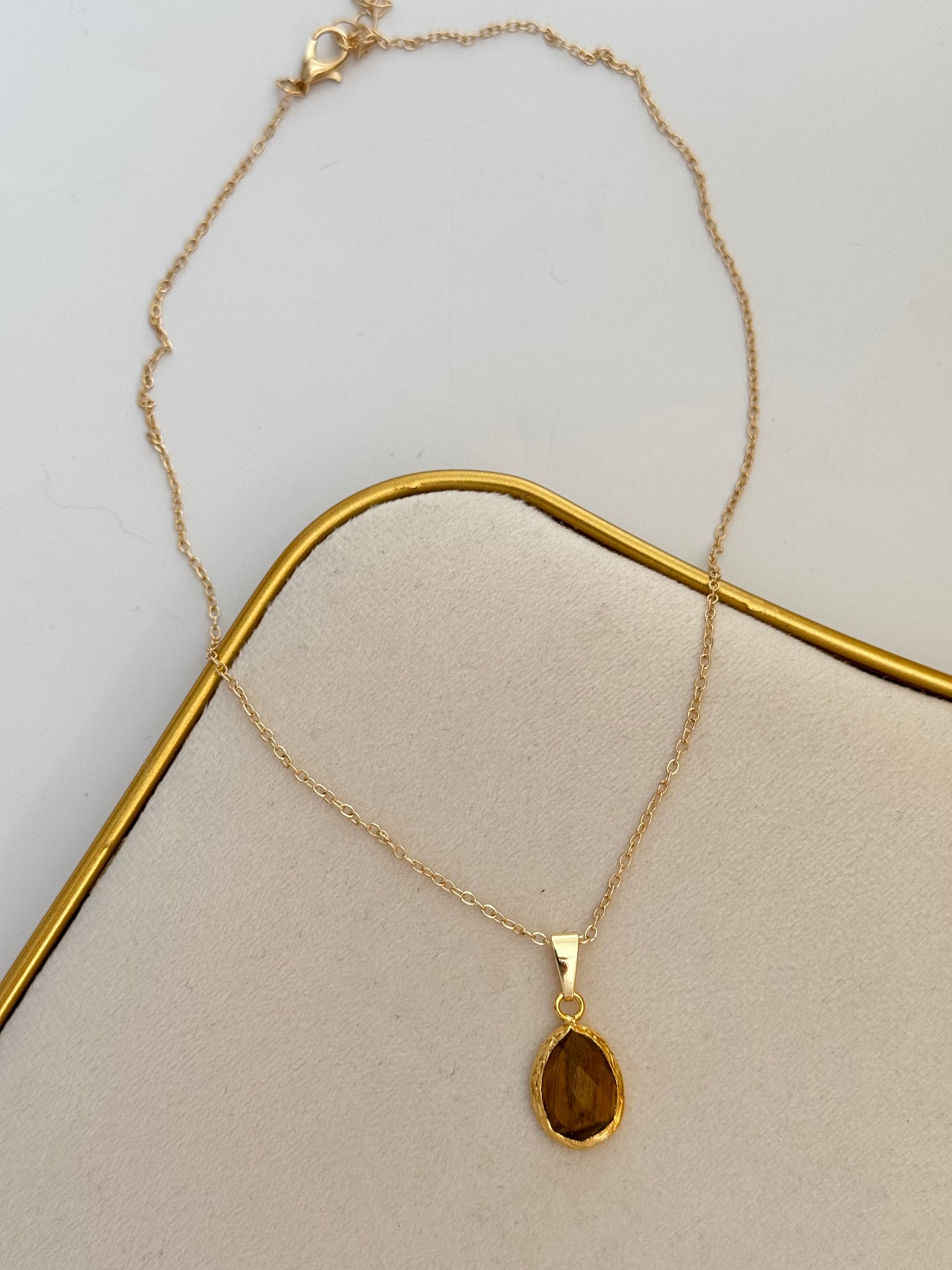 KAHVERENGİ DOĞAL TAŞLI ALTIN KAPLAMA KOLYE