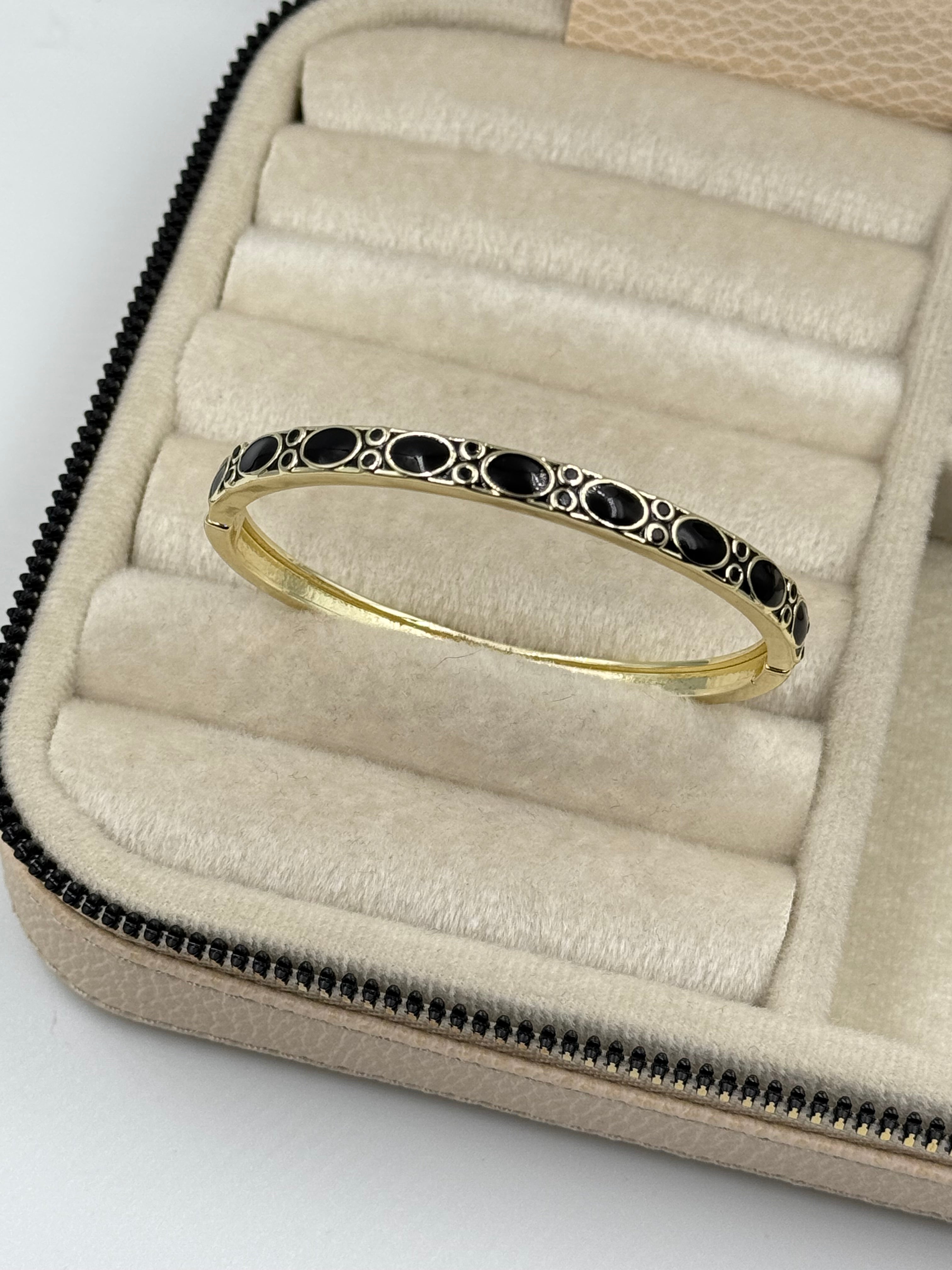 İTHAL SİYAH MİNELİ TAŞ DETAYLI GOLD KELEPÇE BİLEZİK