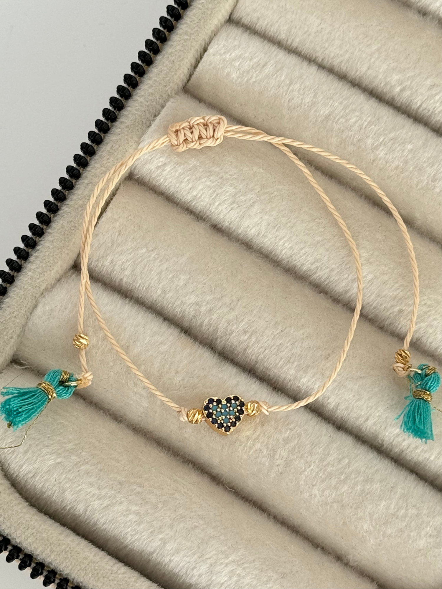 KALP DETAYLI KREM İPLİ BİLEKLİK