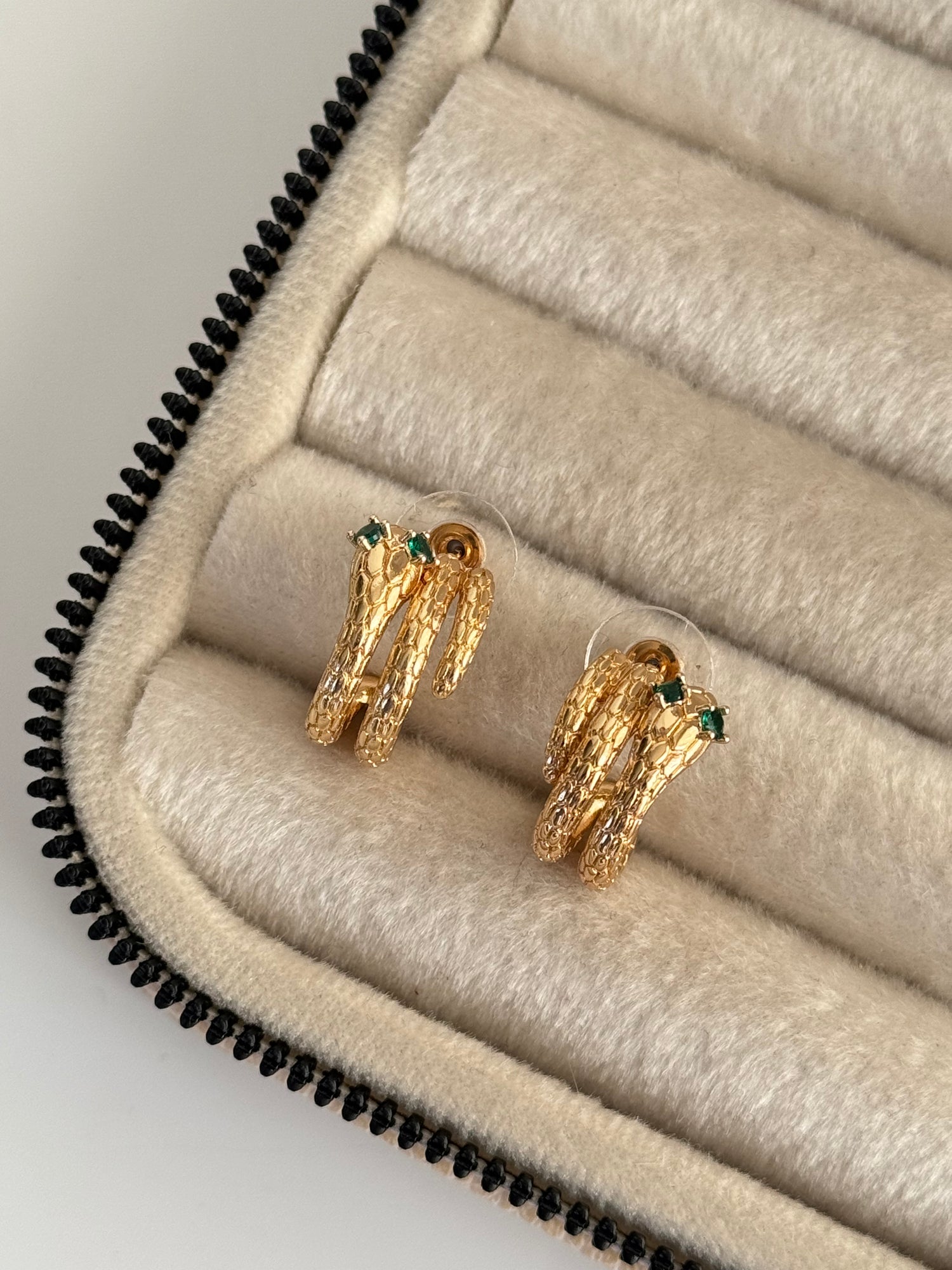 İTHAL YILAN DETAYLI GOLD HALKA KÜPE