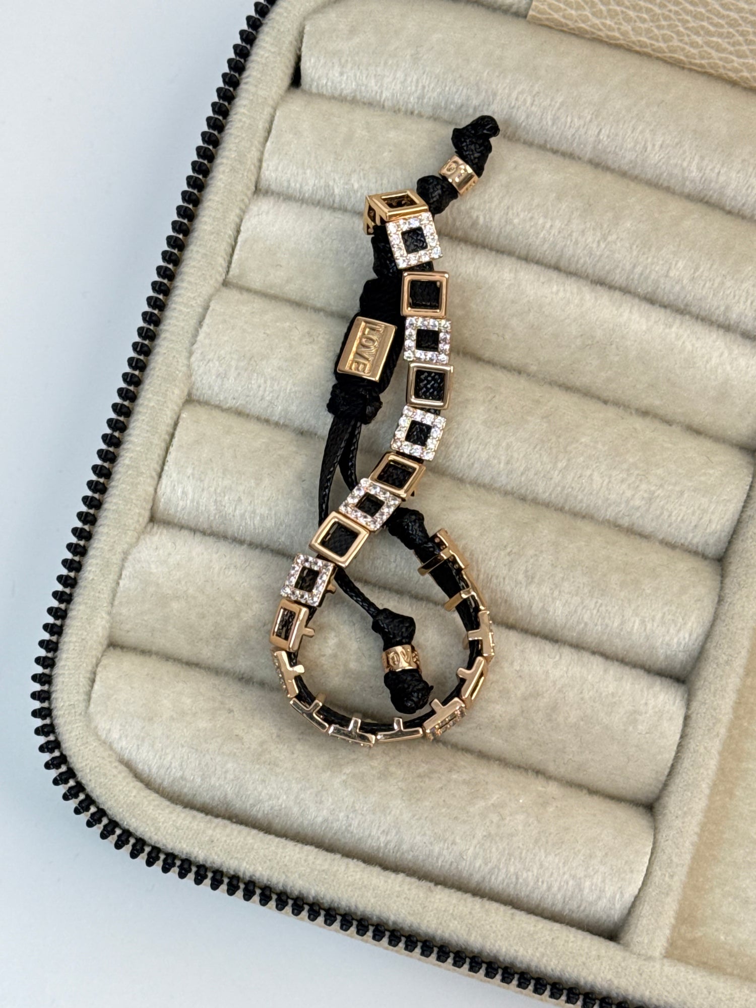 İTHAL KÜP DETAYLI GOLD SİYAH İPLİ BİLEKLİK