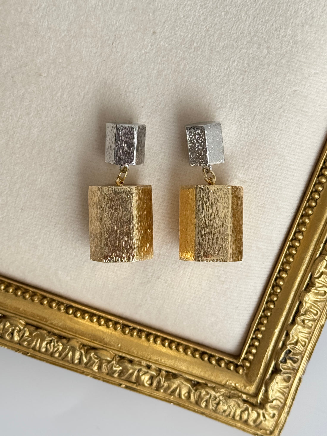 İTHAL GEOMETRİK DETAYLI KÜPE