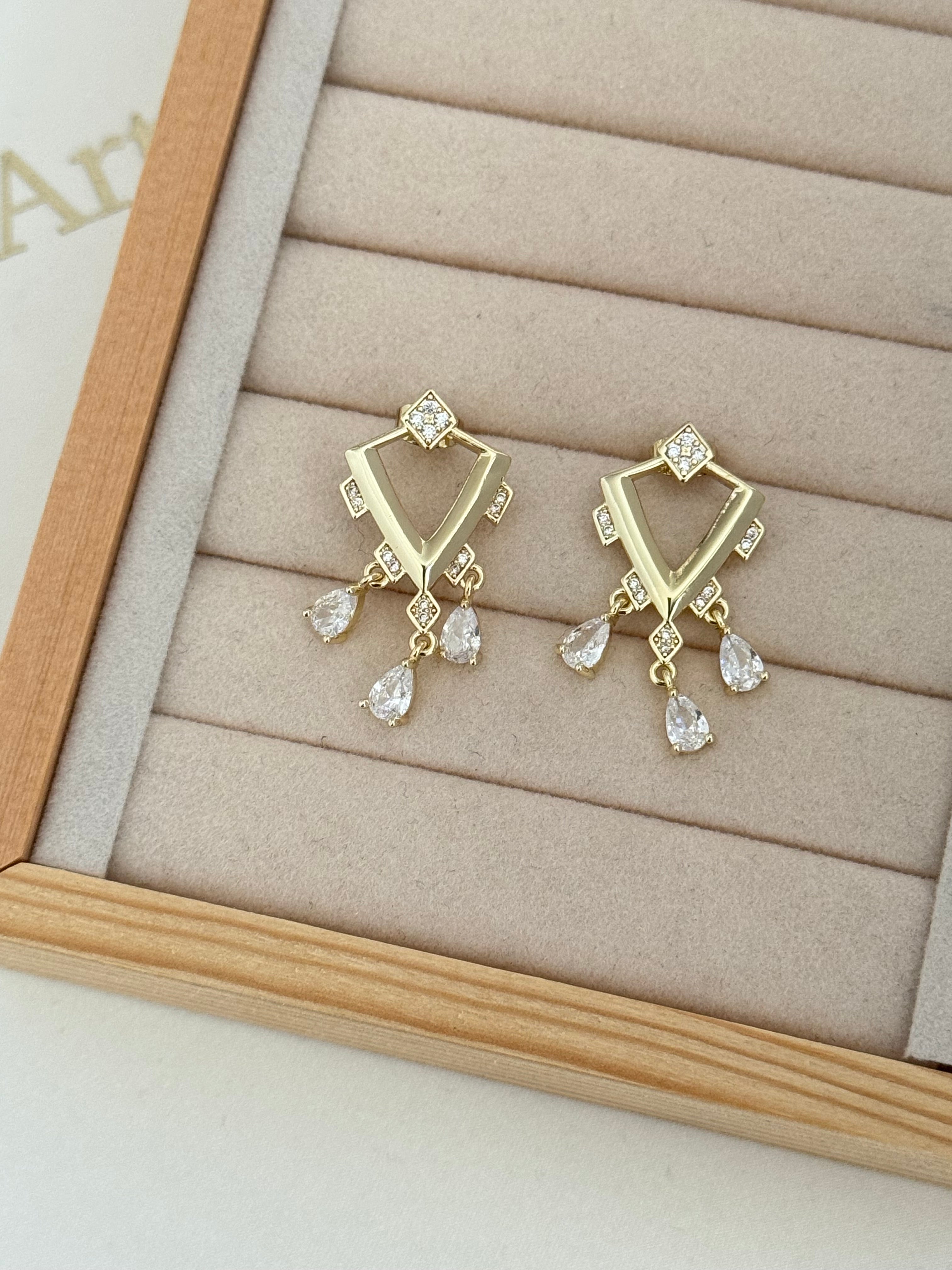 SOVA TAŞ DETAYLI GOLD KÜPE