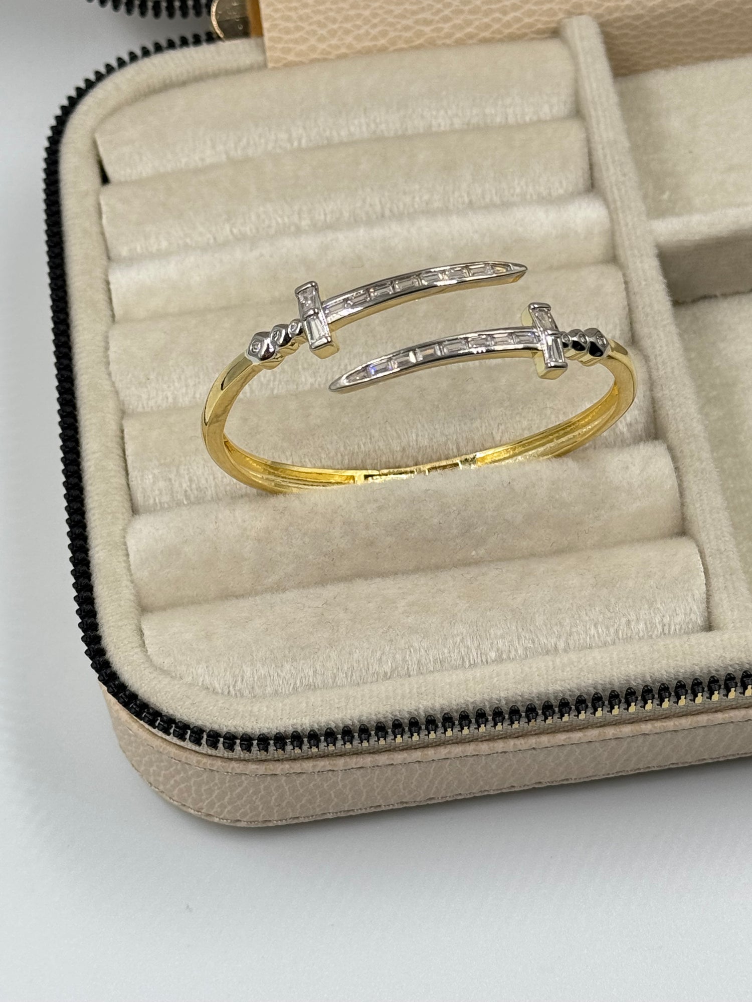 İTHAL KILIÇ DETAYLI GOLD KELEPÇE BİLEZİK