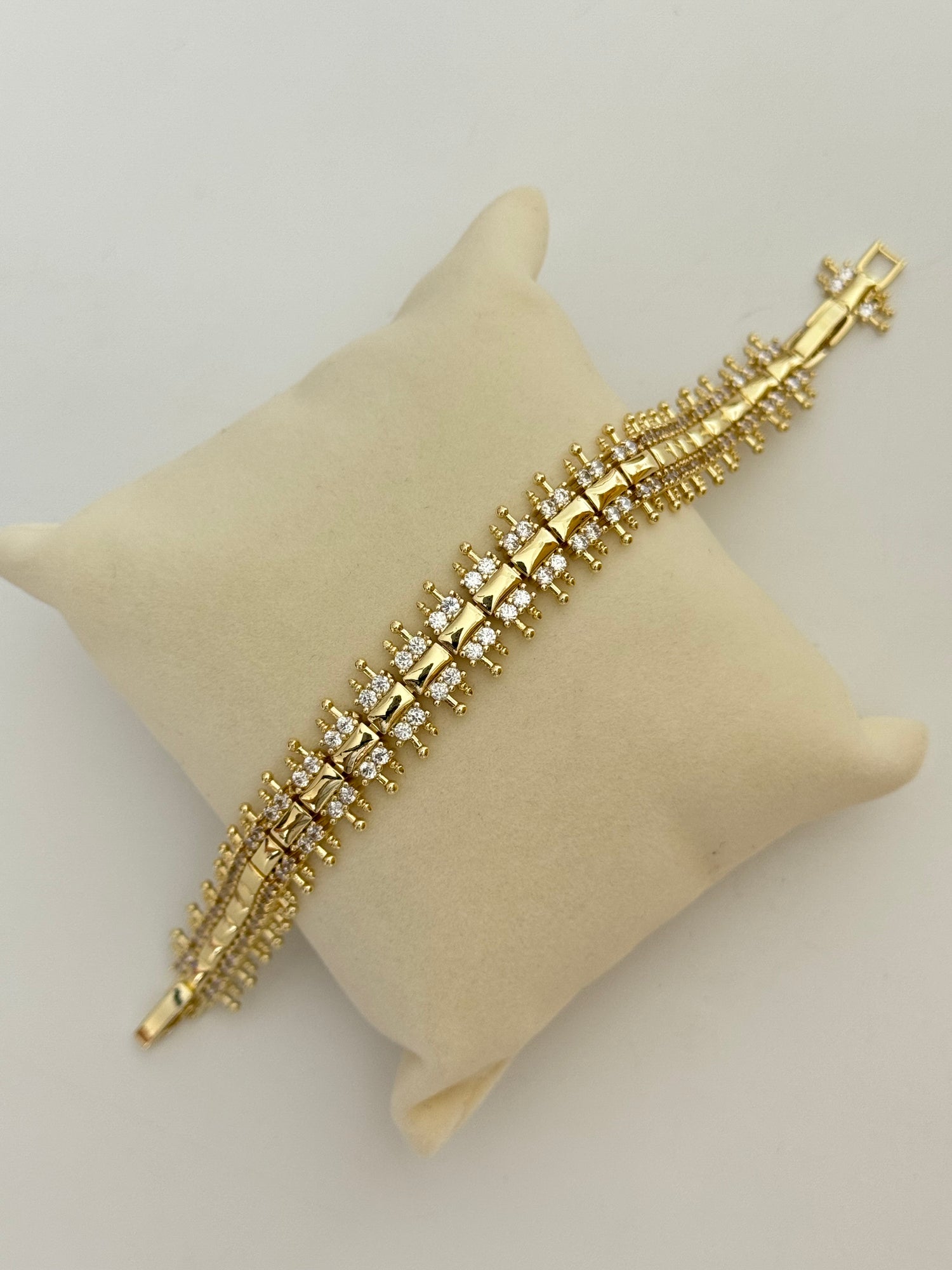 DOVA TAŞ DETAYLI GOLD BİLEKLİK