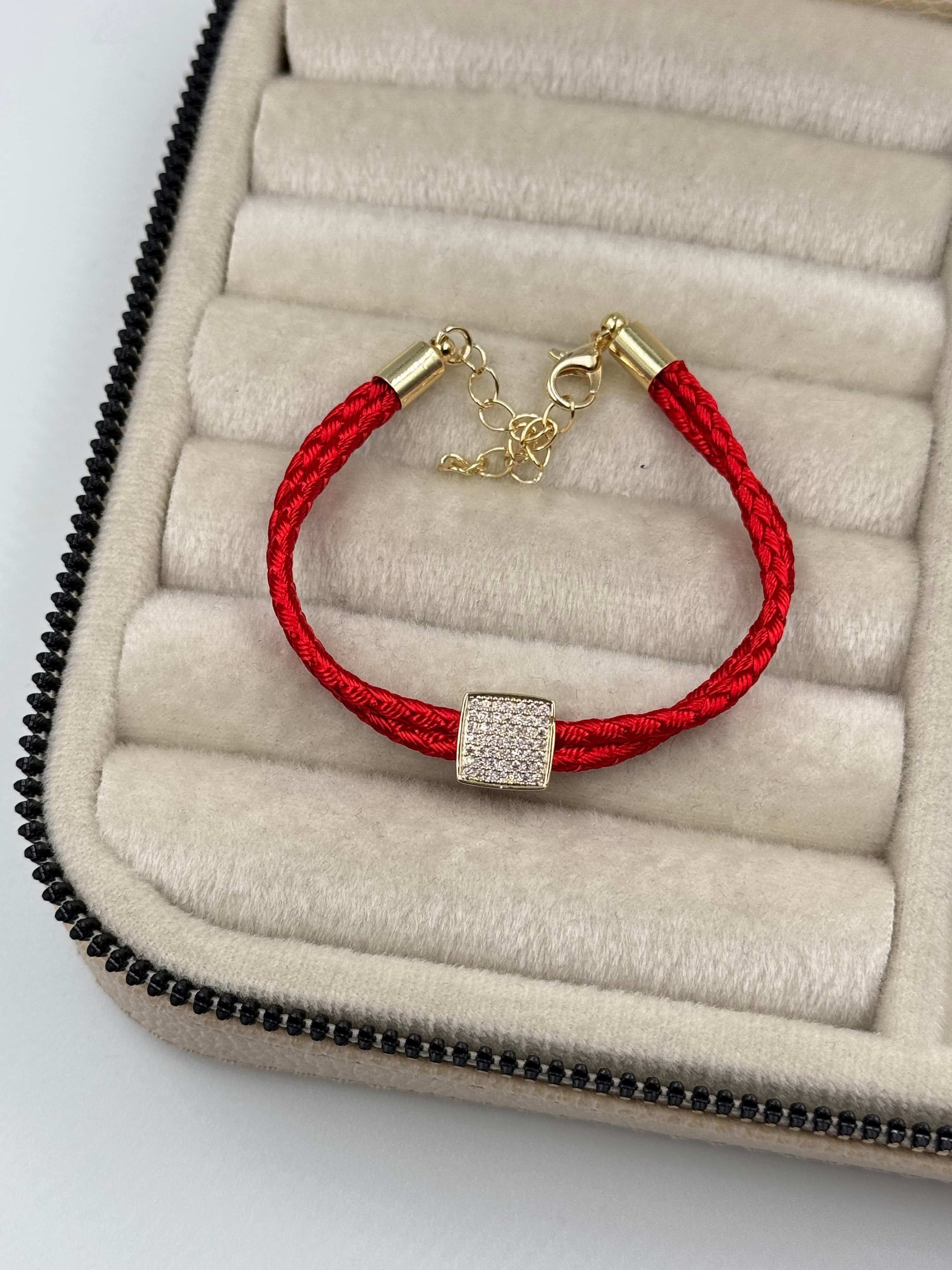 İTHAL TAŞLI KARE FORMLU KIRMIZI İPLİ BİLEKLİK